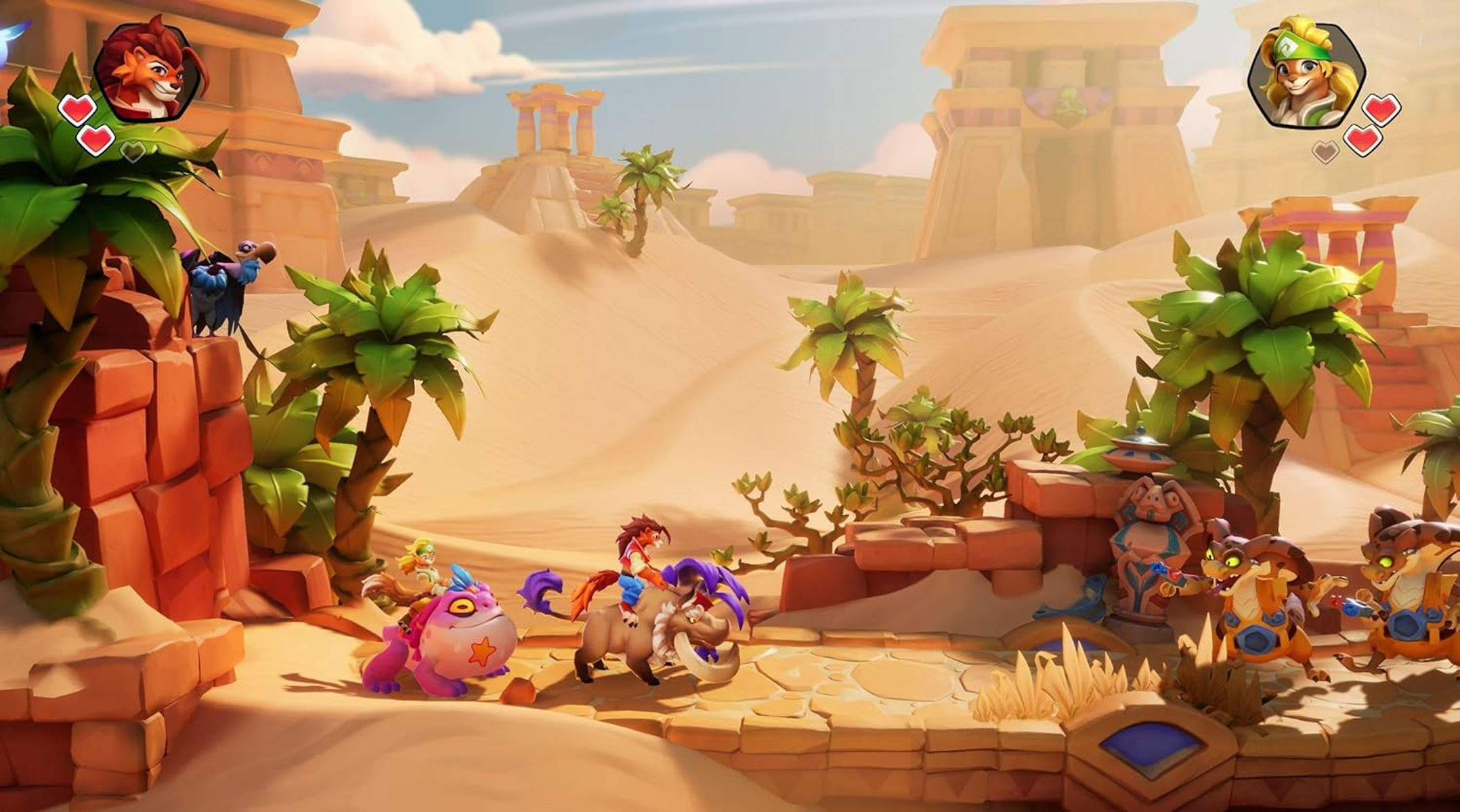 Scena di gioco che mostra personaggi che cavalcano creature in un ambiente desertico, con piramidi e palme sullo sfondo.