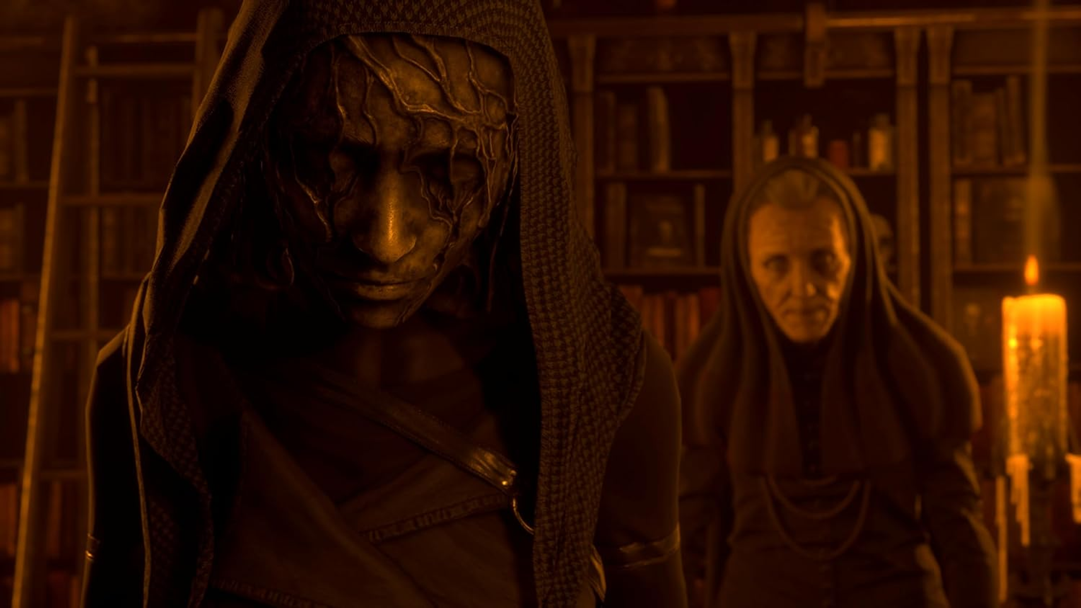 Dwie postacie w ciemnym pokoju, jedna w masce. Świece i regały z książkami w tle.