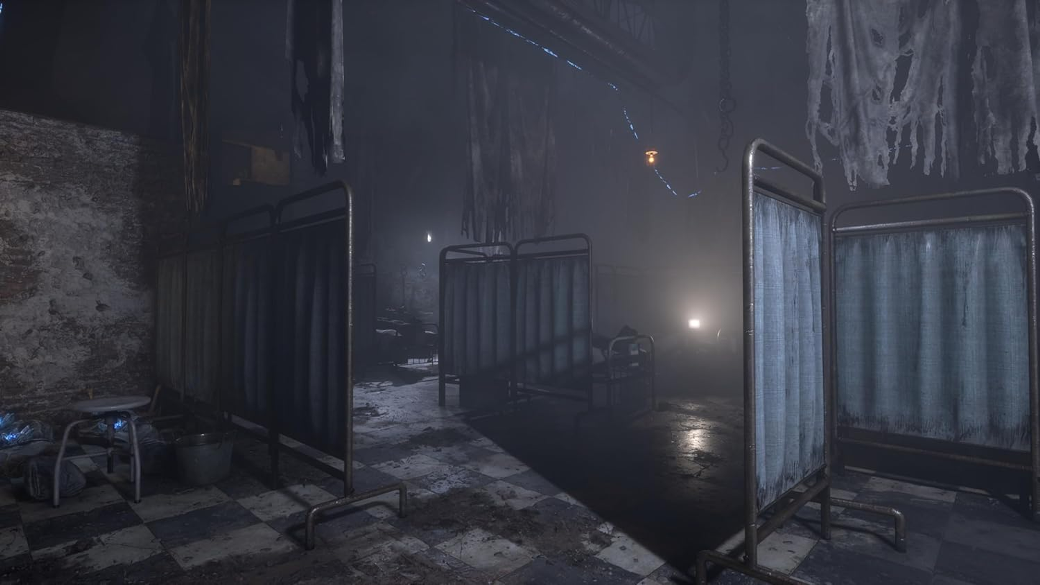 Ciemna, zacieniona scena szpitalna z parawanami medycznymi i łóżkami, wywołująca poczucie grozy.