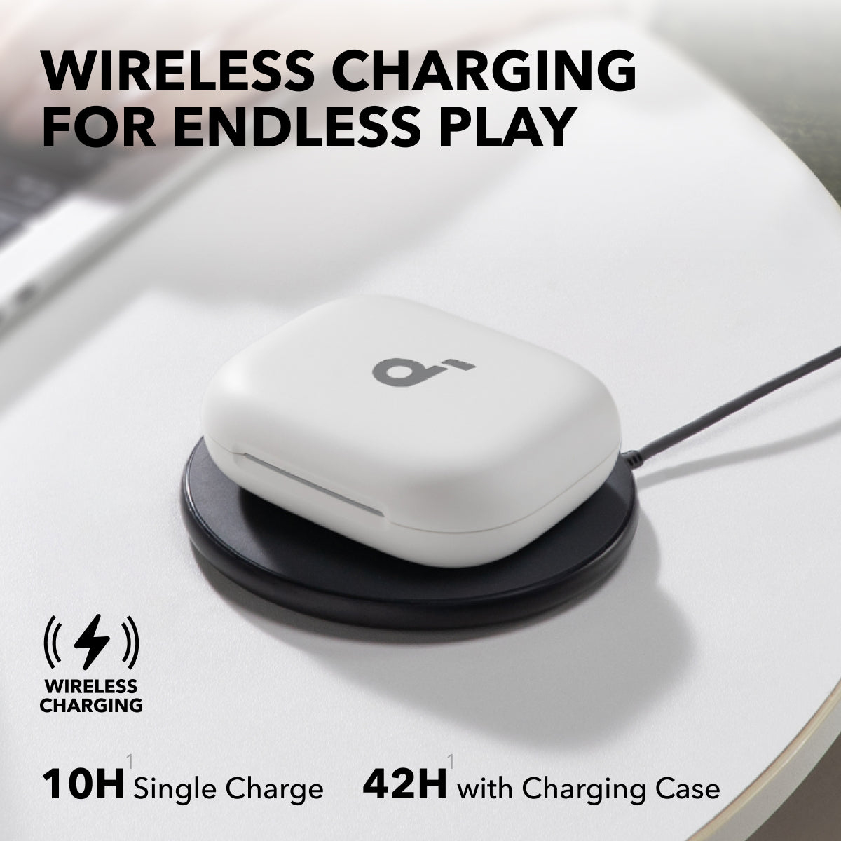 Białe etui ładujące na czarnej podkładce ładującej z tekstem 'Wireless Charging' i '10H 42H'.