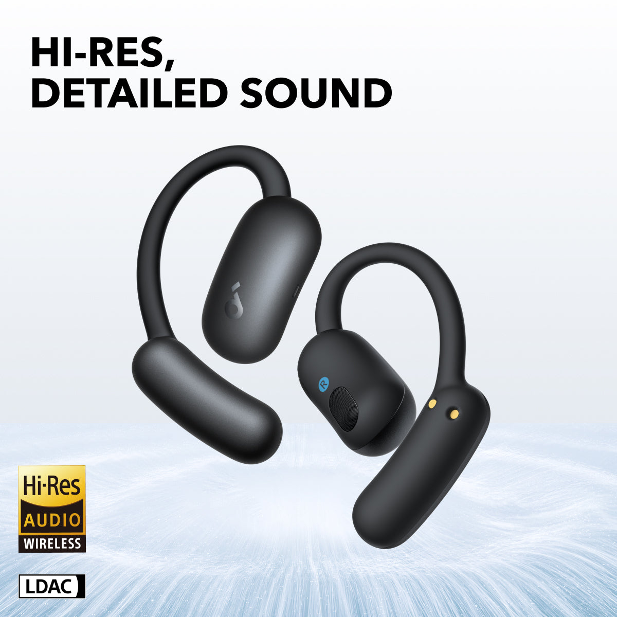 Auriculares negros con logo azul a la derecha. Fondo blanco, con efecto de agua.