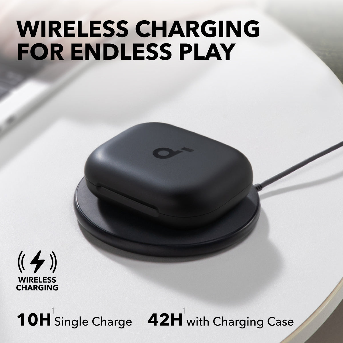 Estuche de carga blanco sobre plataforma negra, texto 'Wireless Charging' y '10H 42H'.