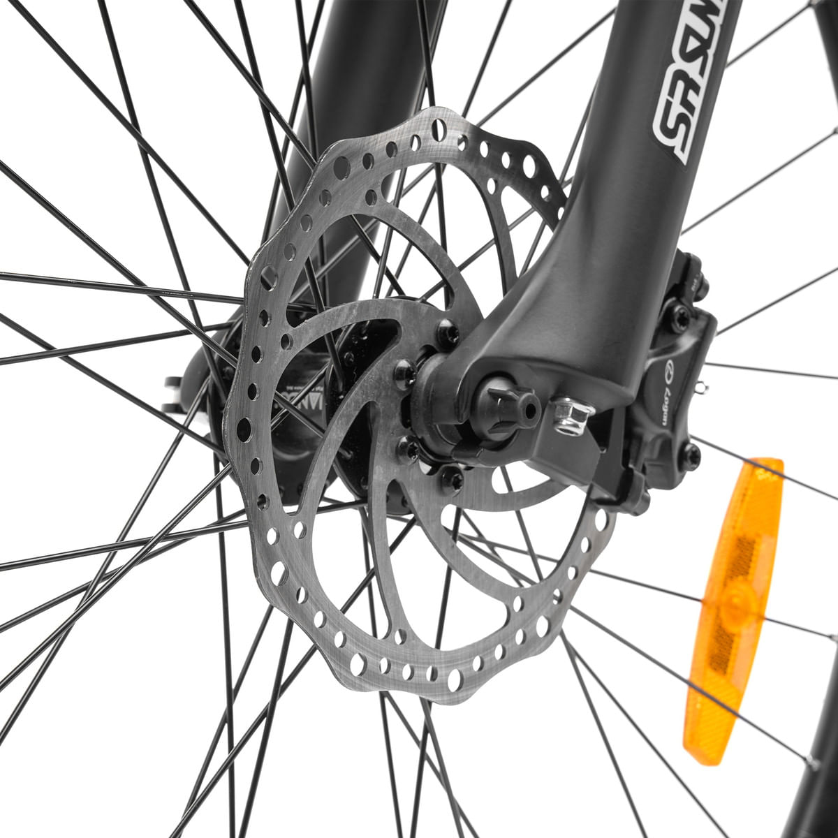 Zbliżenie koła roweru z hamulcem tarczowym, szprychami i pomarańczowym odblaskiem.