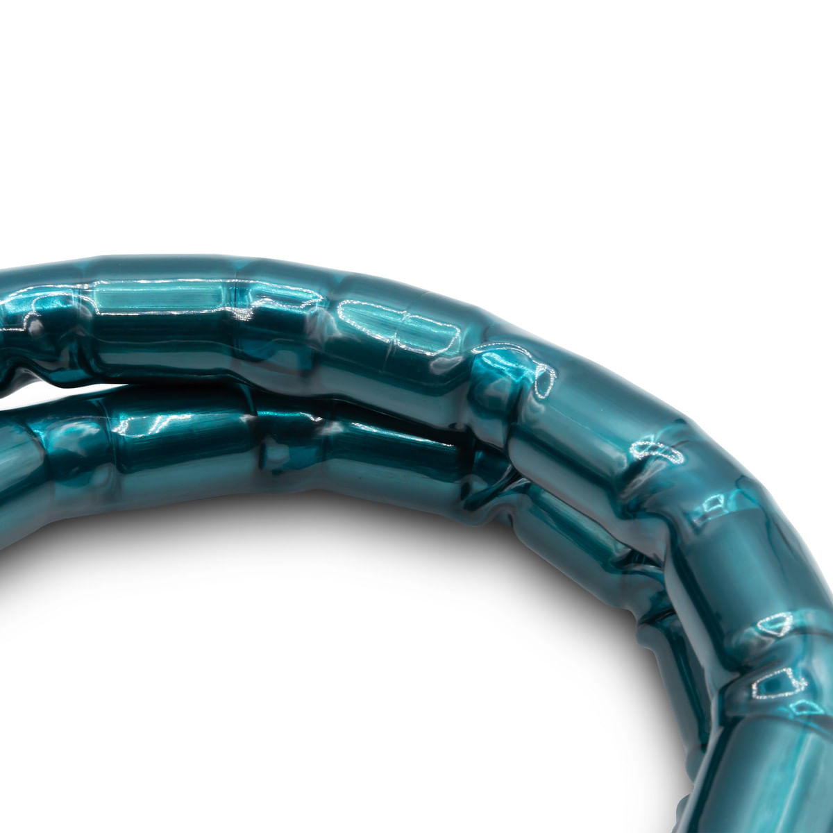 Primer plano de un cable de candado de bicicleta azul. Tiene una superficie brillante y un fondo blanco.