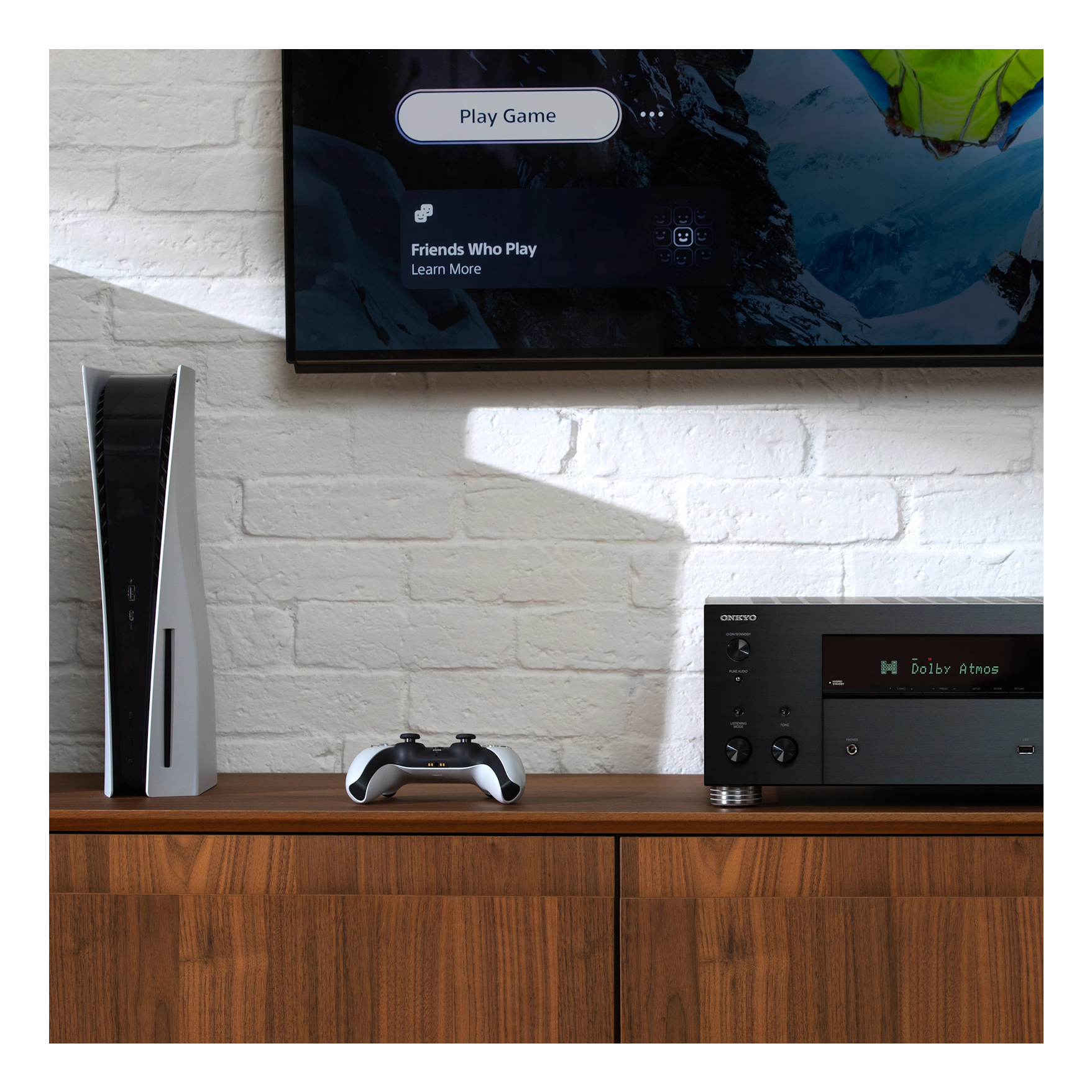 Fernseher mit Spielmenü, Konsole und Stereo-Receiver auf Holzschrank.