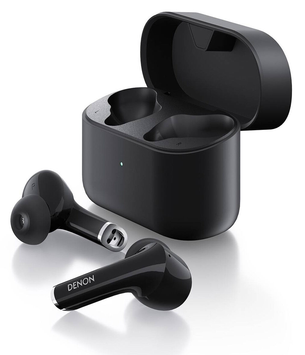 Czarne słuchawki Denon i etui ładujące. Słuchawki obok otwartego etui.