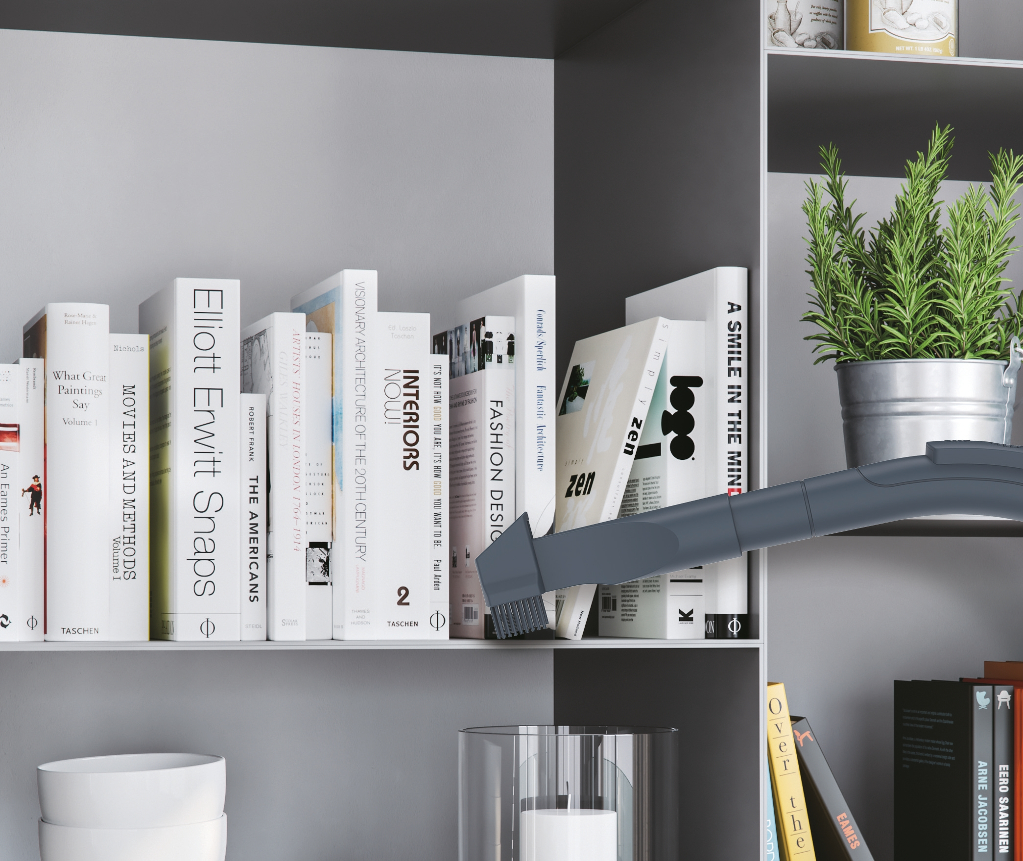 Półka z książkami, wazonem i rośliną, czyszczona odkurzaczem.