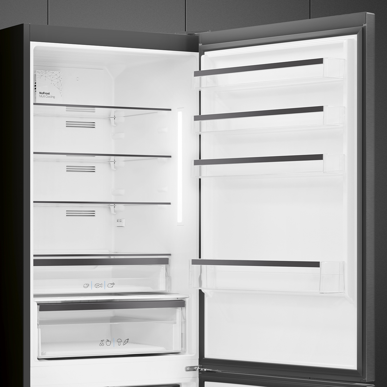 Interior de refrigerador abierto con estantes y cajones; interior blanco, borde negro, fondo oscuro.