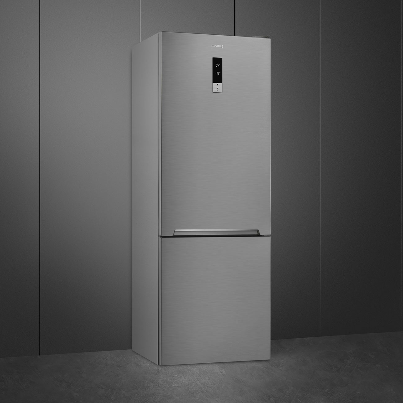 Etichetta energetica per un frigorifero SMEG, con classe D e consumo di 204 kWh/anno.