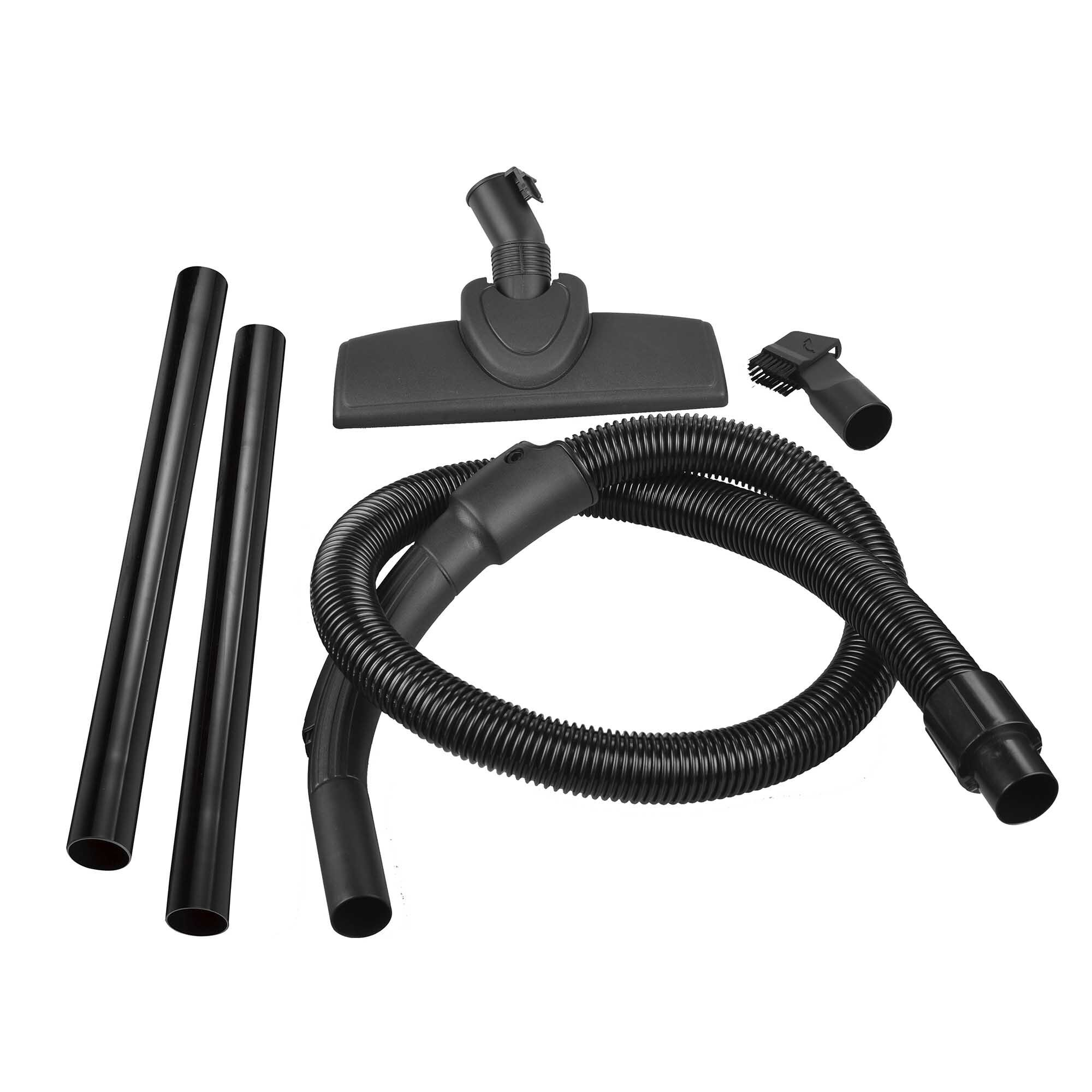 Accesorios negros de aspiradora: tubos, un cabezal de cepillo y una boquilla pequeña. Fondo blanco.