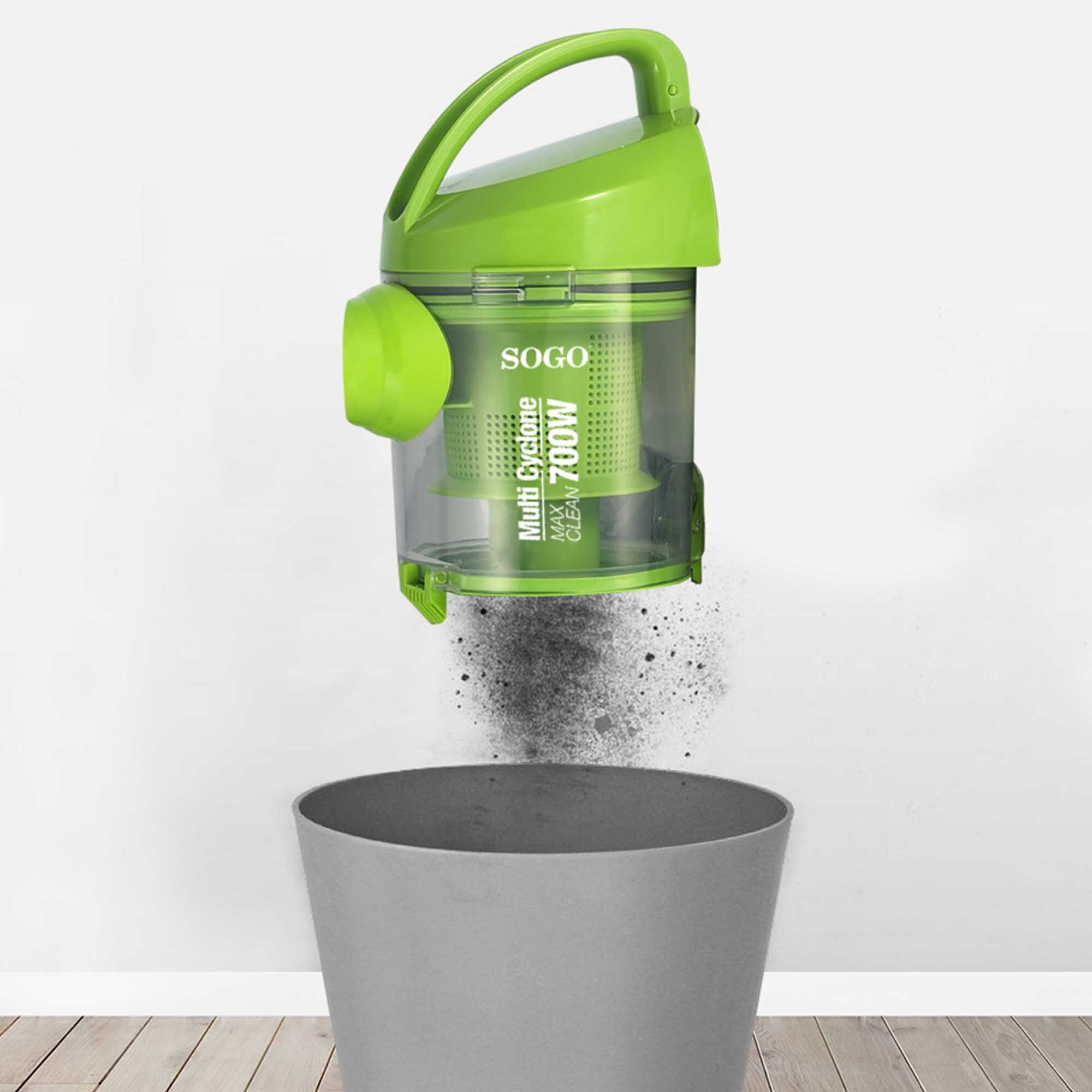 Aspiradora verde y gris vaciándose en un cubo de basura gris. Se ven SOGO y 700W.