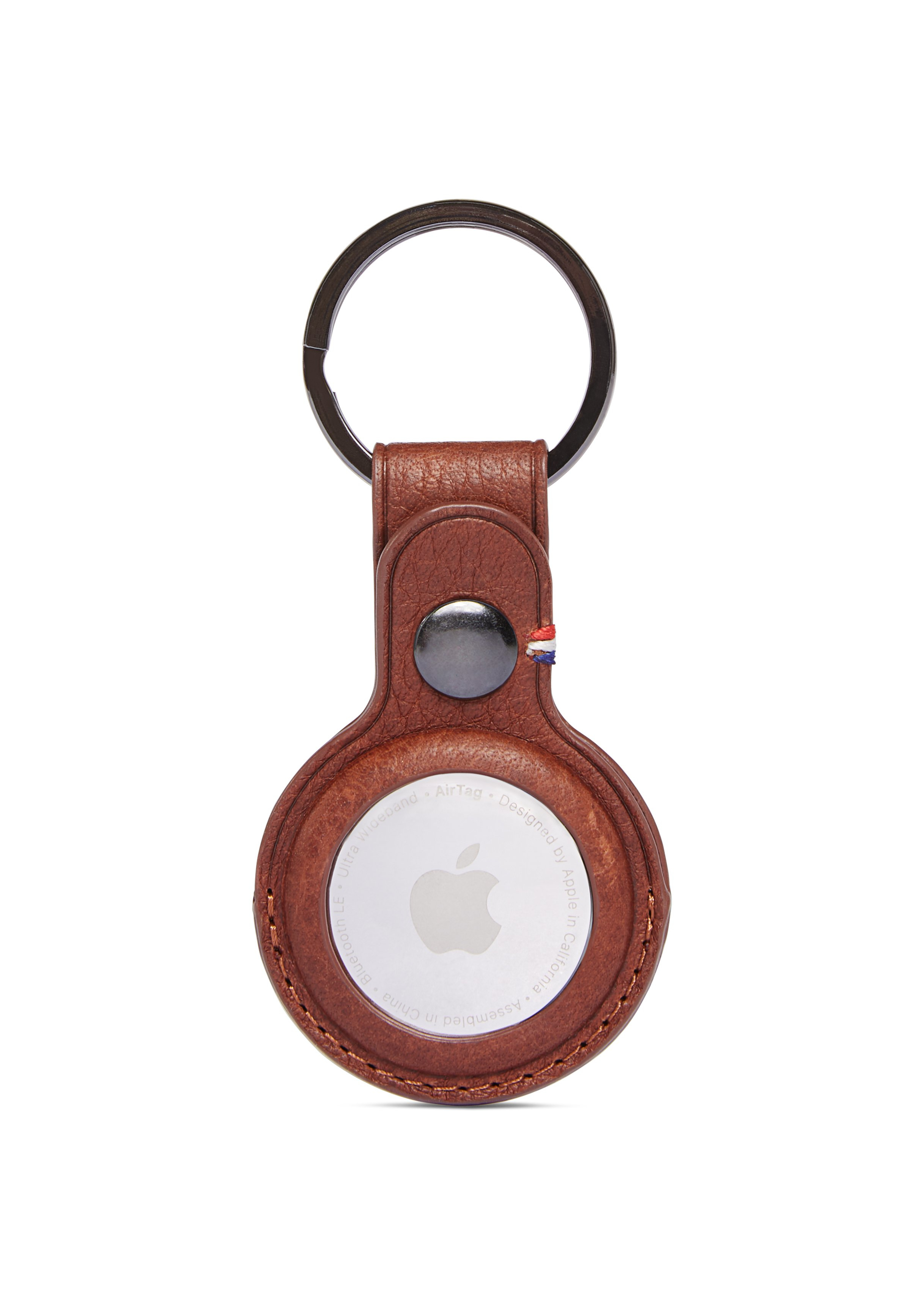 Brauner Leder-Schlüsselanhänger mit silbernem Ring. Ein brauner Lederhalter hat ein Apple AirTag.