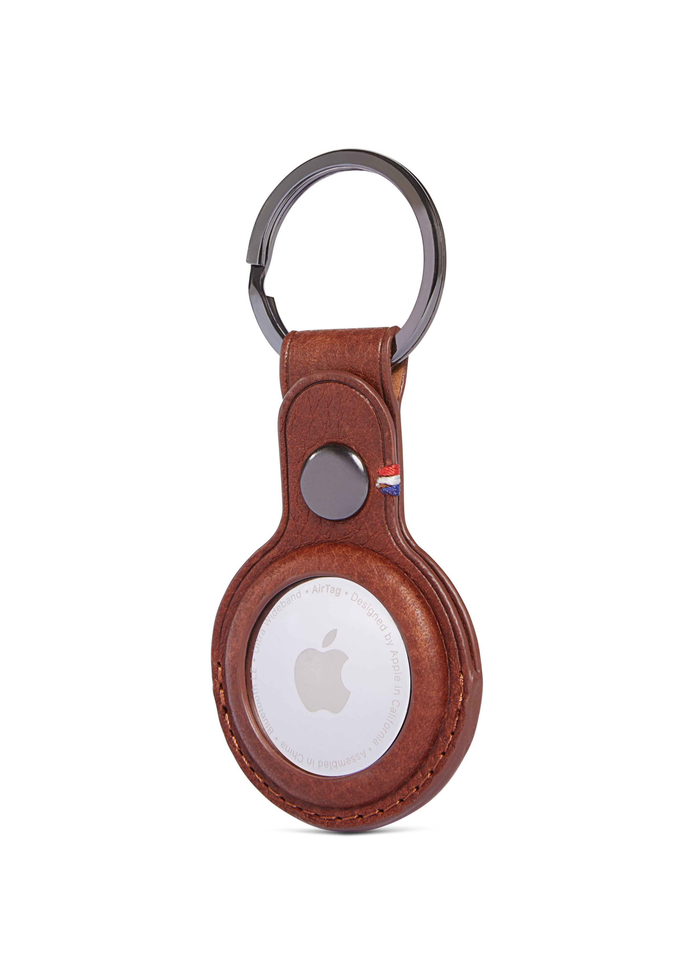 Brauner Leder-AirTag-Halter. Apple-Logo sichtbar. Schlüsselring befestigt. Braun und Silber.