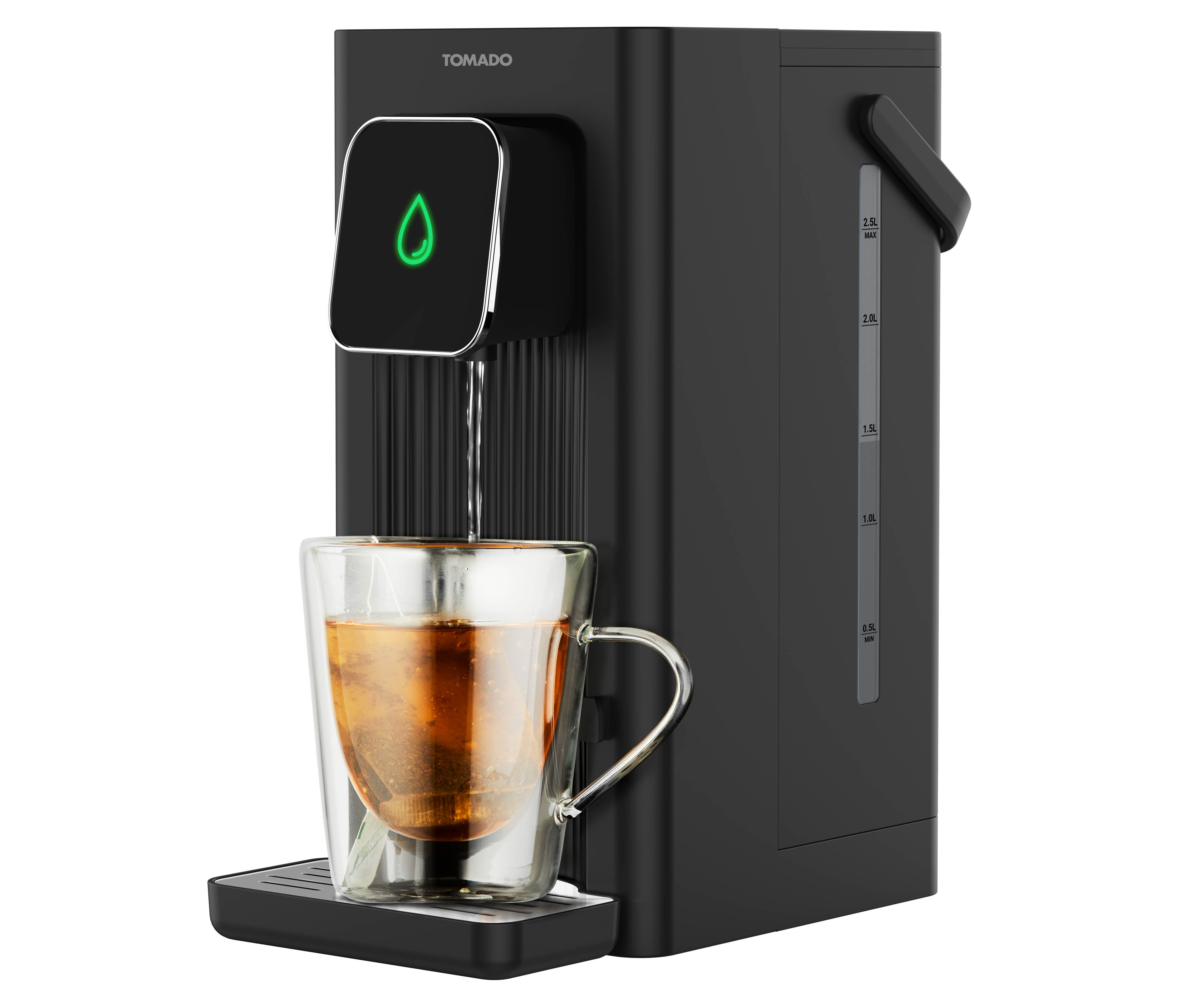 Zwarte waterdispenser giet water in een glas. De merknaam is TOMADO. Glas heeft thee erin.