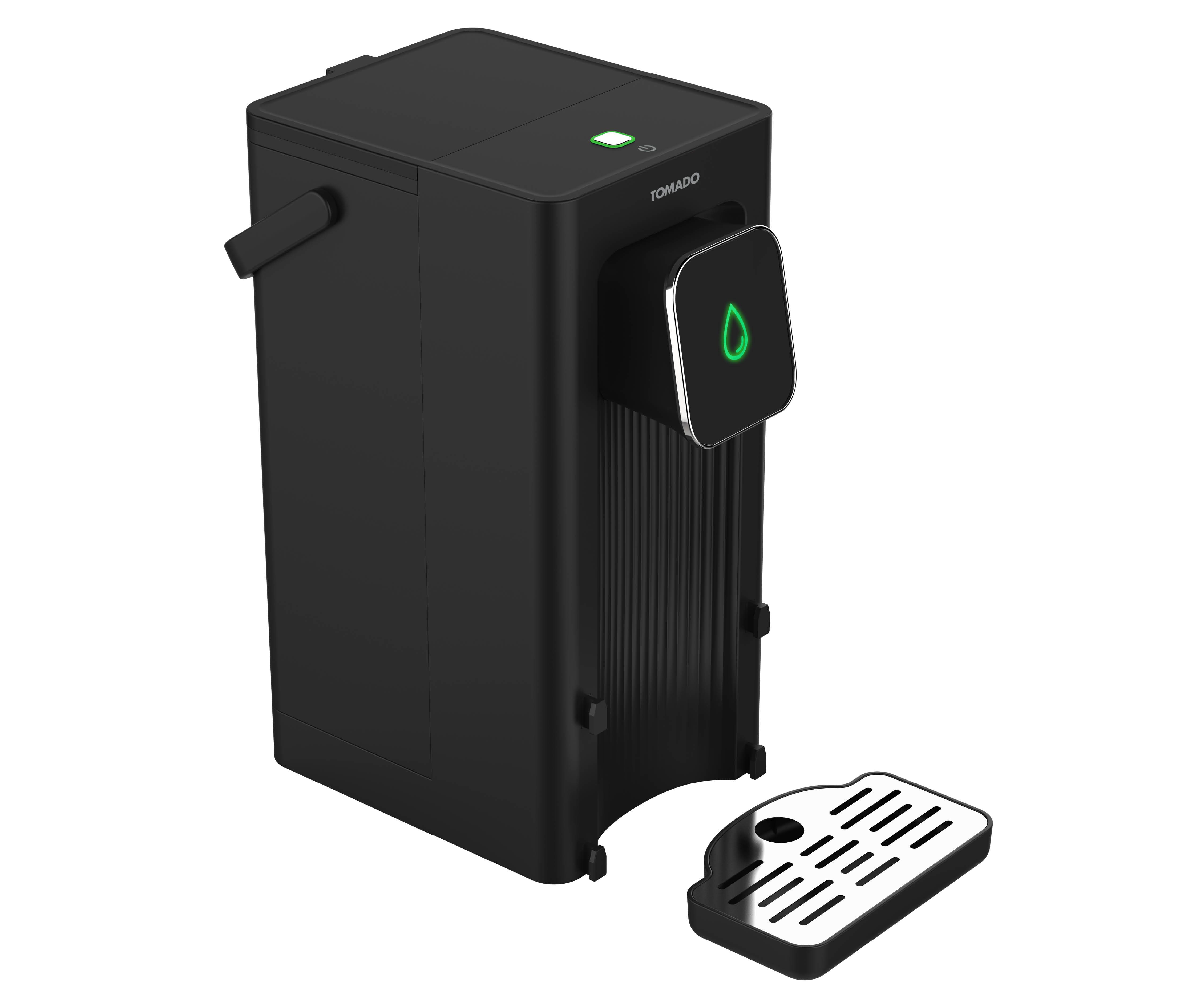 Zwarte waterdispenser met een uitneembare lekbak. Het merk is TOMADO, met een groen licht aan de voorkant.