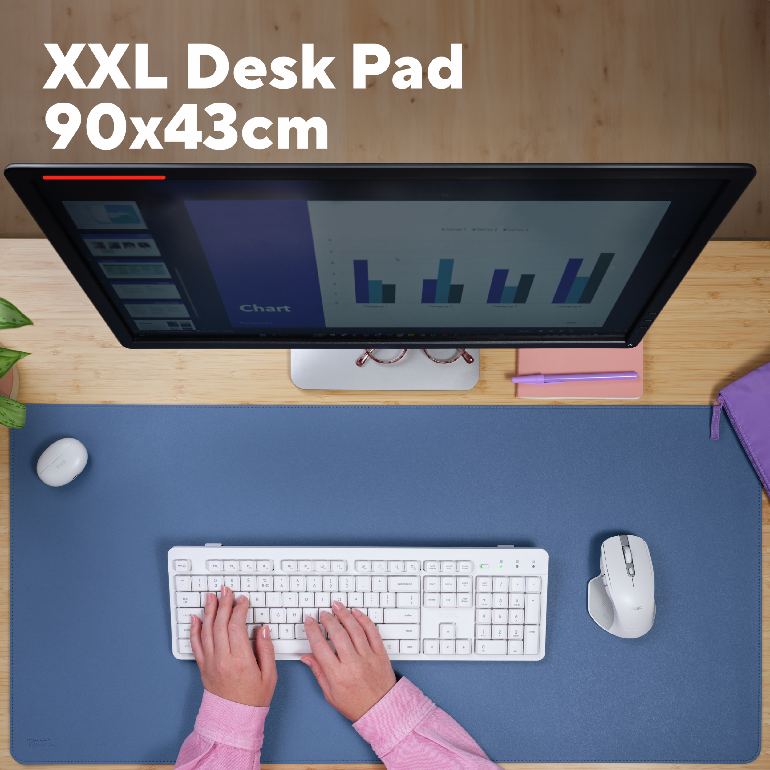 XXL bureaumat met toetsenbord, muis en monitor. De handen van een persoon zijn zichtbaar op het toetsenbord.