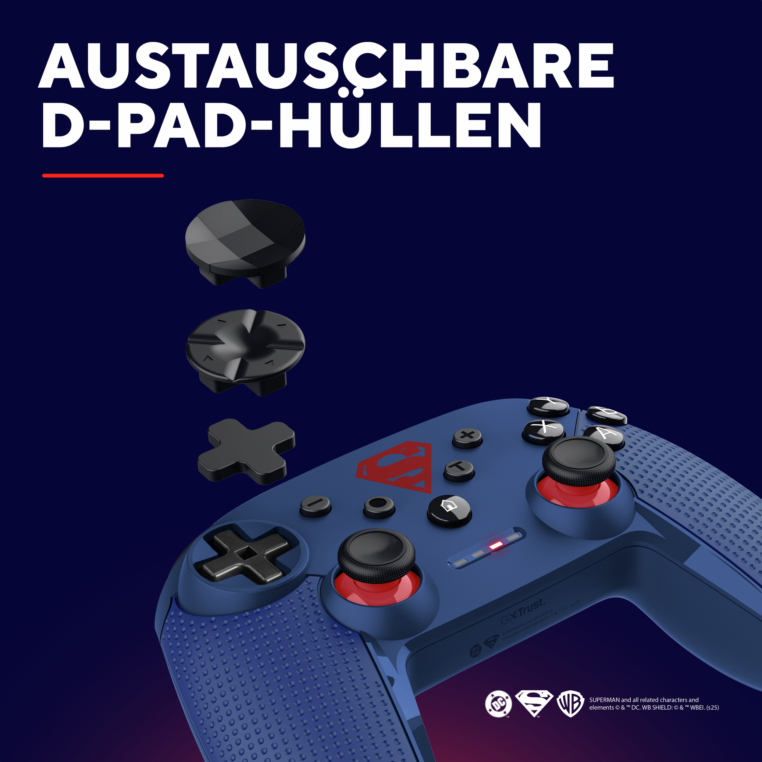 Un controller di gioco blu con il logo di Superman e coperture D-pad intercambiabili. Sfondo nero.