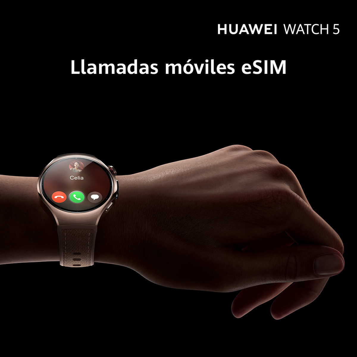 Muñeca de una persona con un smartwatch, con una llamada telefónica mostrada.