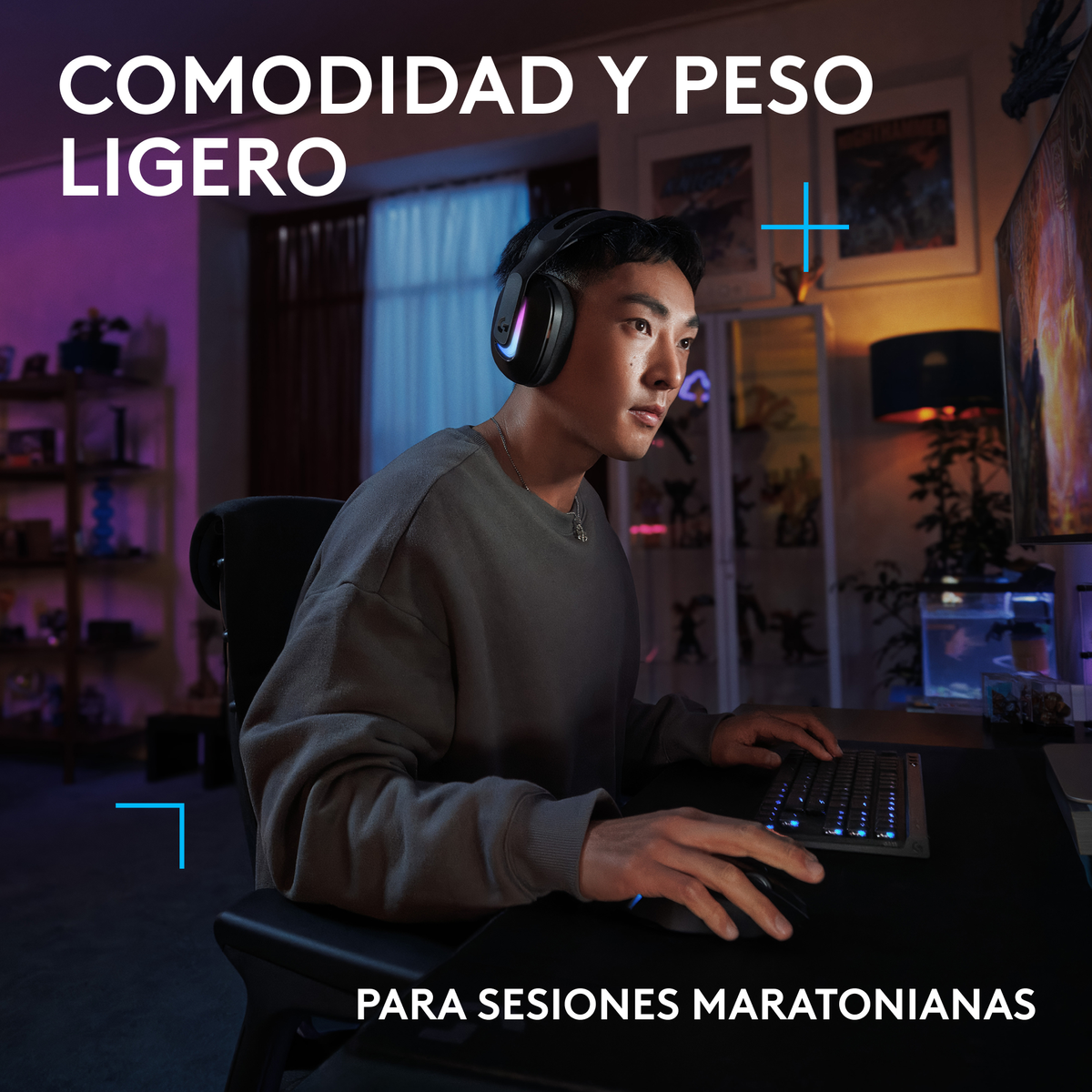Mężczyzna używa klawiatury, ma na sobie słuchawki, tekst 'comodidad y peso ligero'.