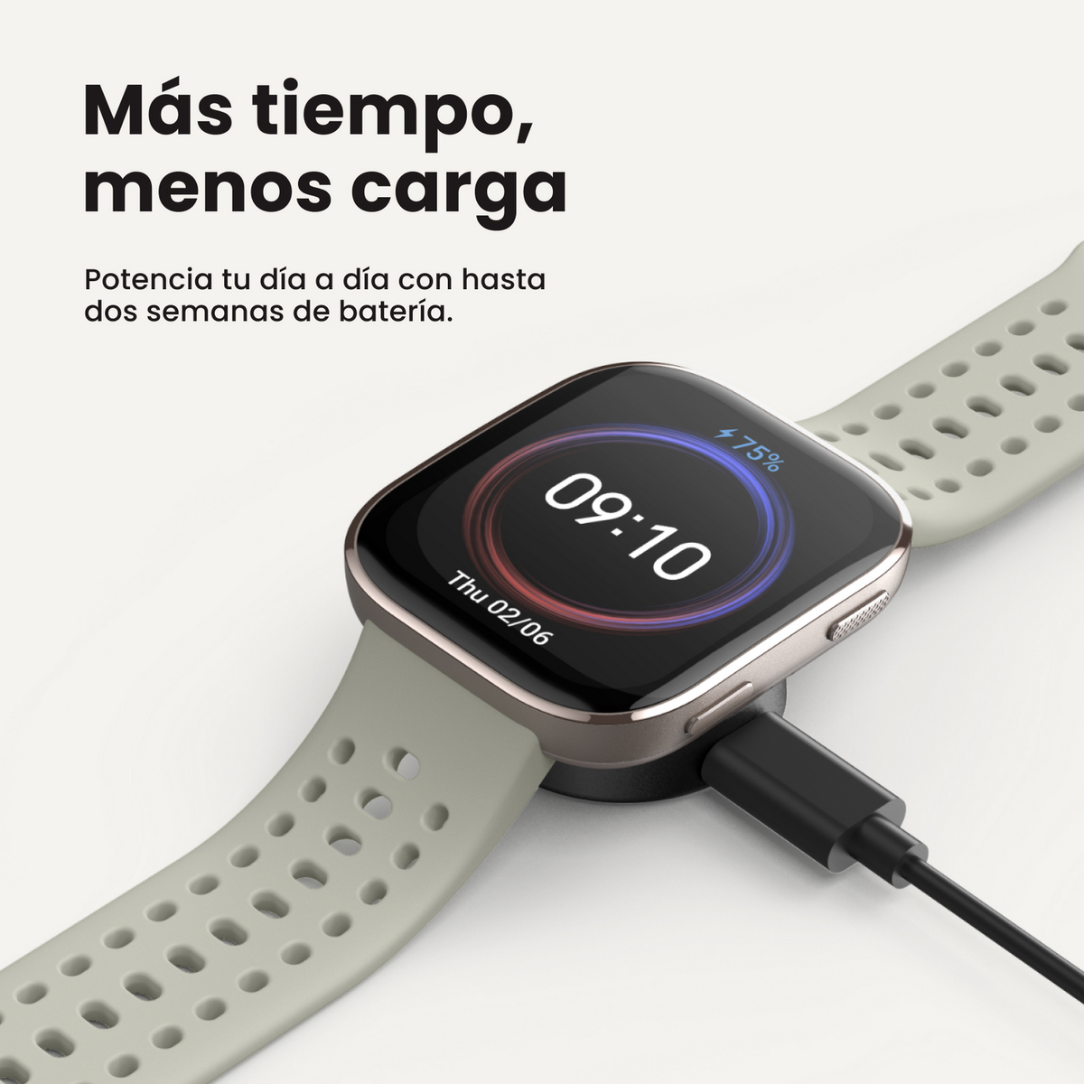 Smartwatch ładujący się na czarnej podstawie, pokazujący godzinę i procent baterii. Jasnozielony pasek.