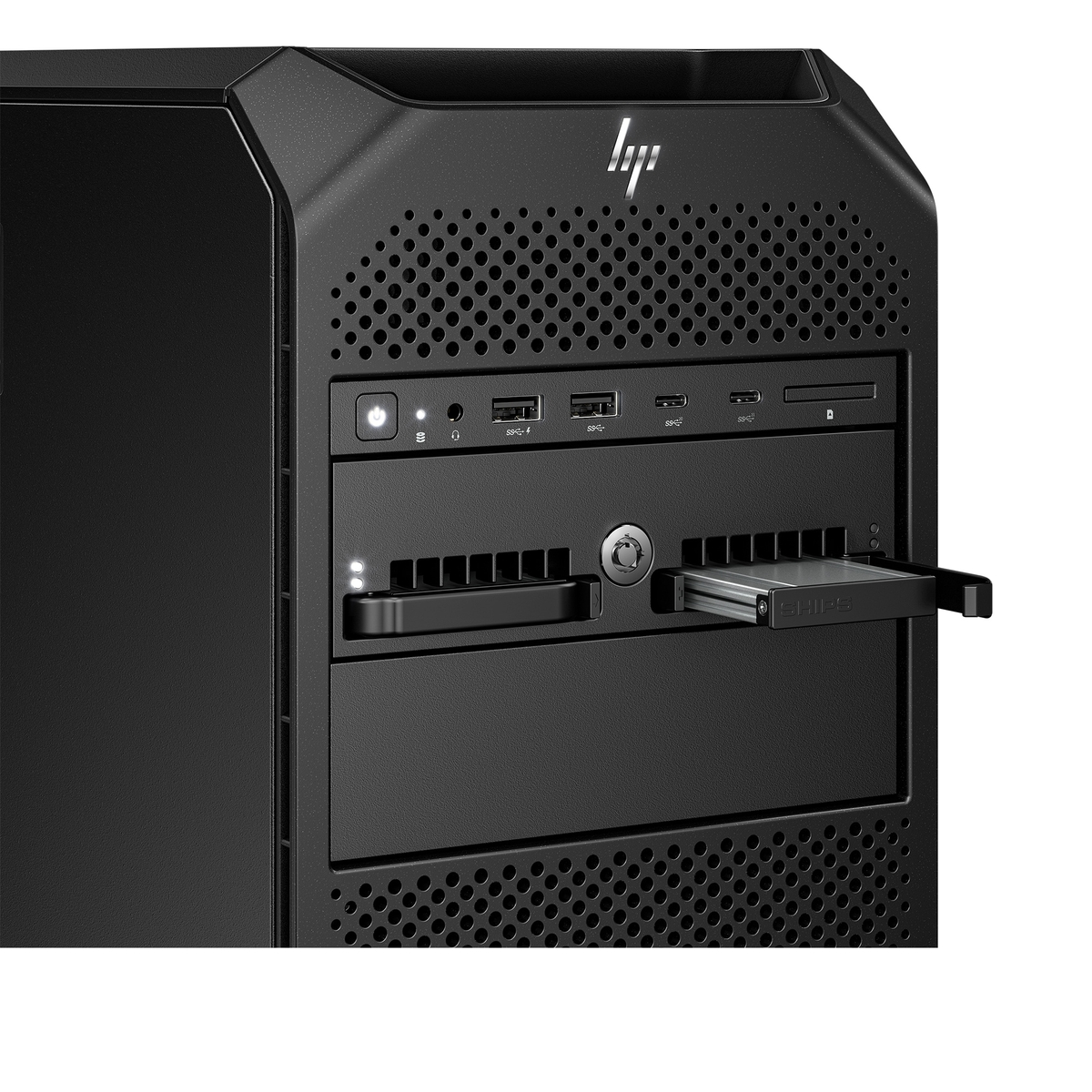 Primer plano de una computadora negra. Muestra puertos, ranuras para tarjetas y una bandeja deslizante.