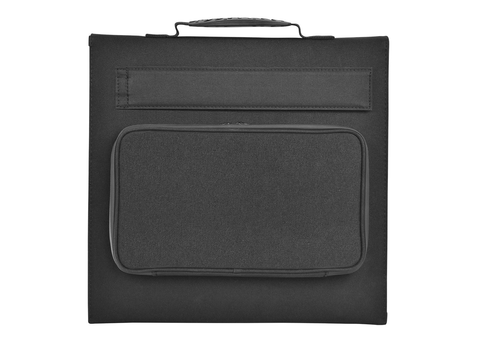 Czarna składana torba na panel słoneczny z uchwytem i kieszenią z przodu. Białe tło.