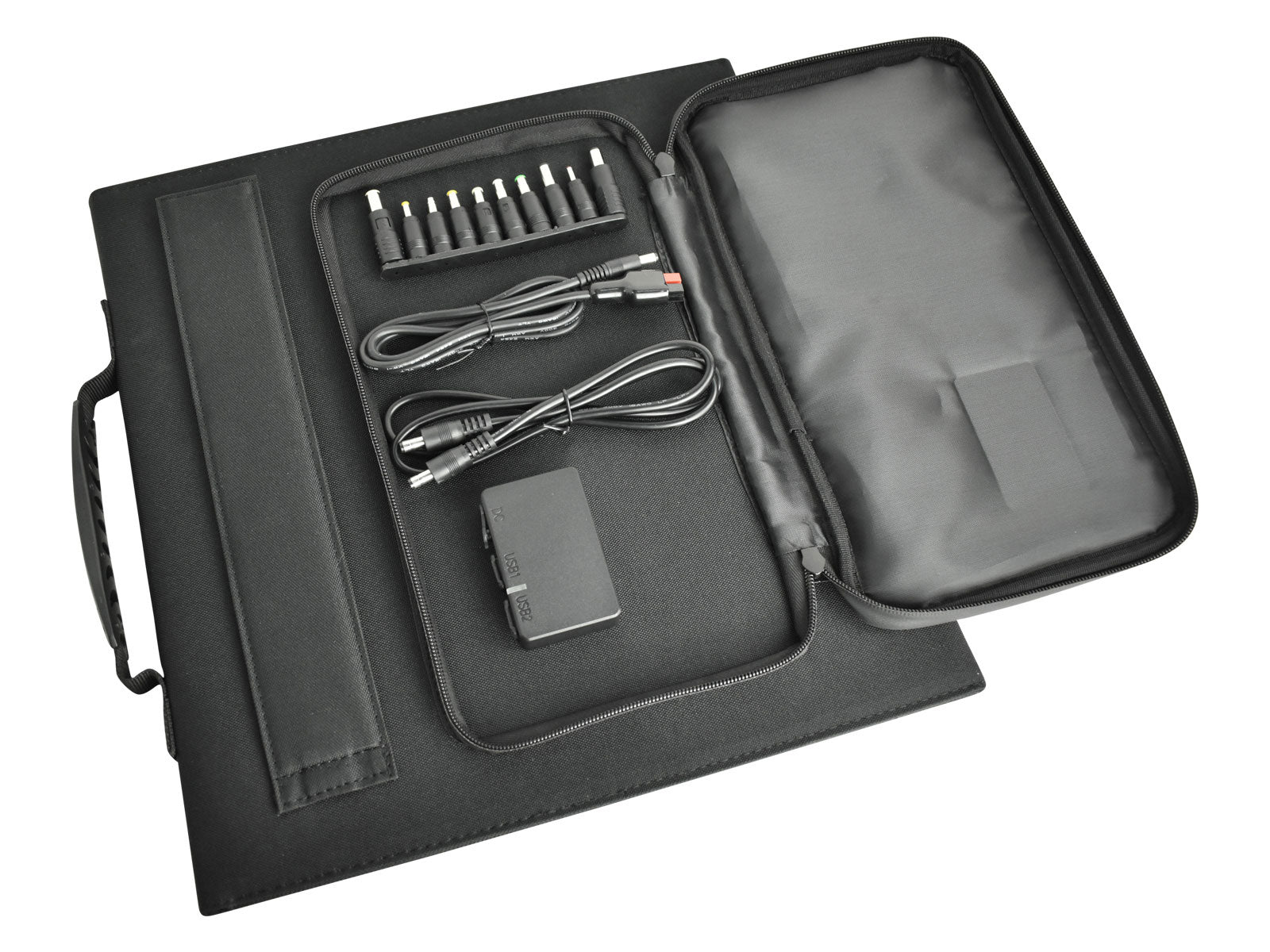 Czarny składany panel słoneczny z uchwytem, otwarty, by pokazać kable i porty w etui.