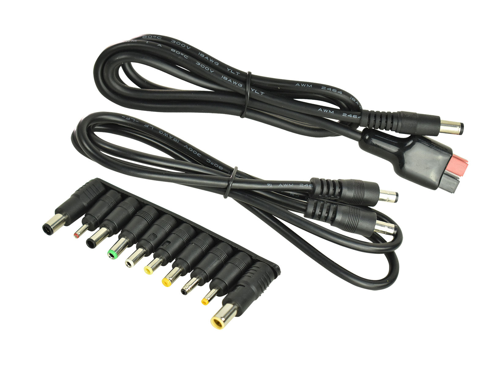 Asortyment czarnych kabli i portów do ładowania na białym tle.