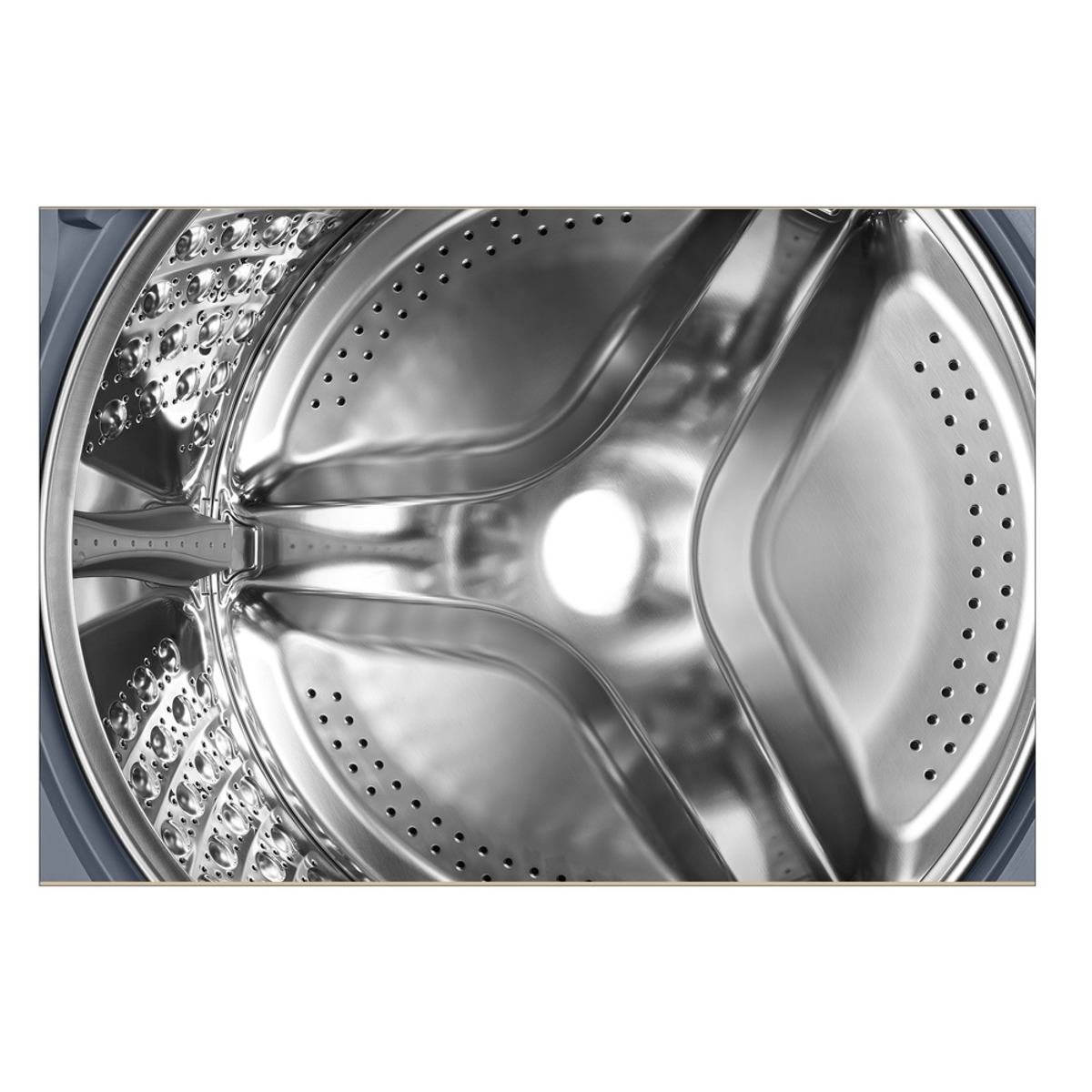 Zbliżenie bębna pralki z otworami i wzorem wnętrza.