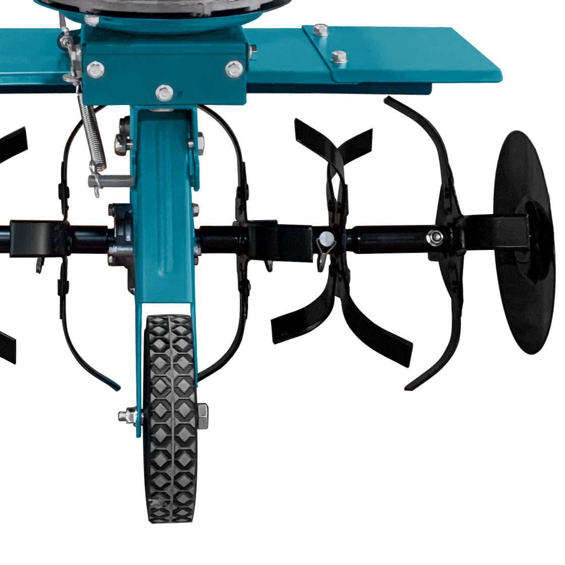 Zbliżenie na zęby, koło i elementy łączące glebogryzarki. Czarne zęby i czarne koło.