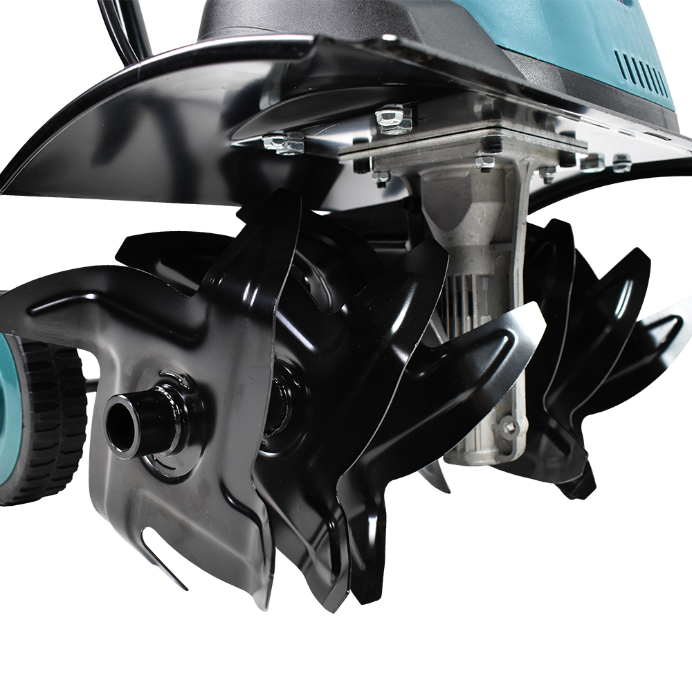 Zbliżenie na ostrza glebogryzarki. Ostrza są czarne i przymocowane do metalowego wału.