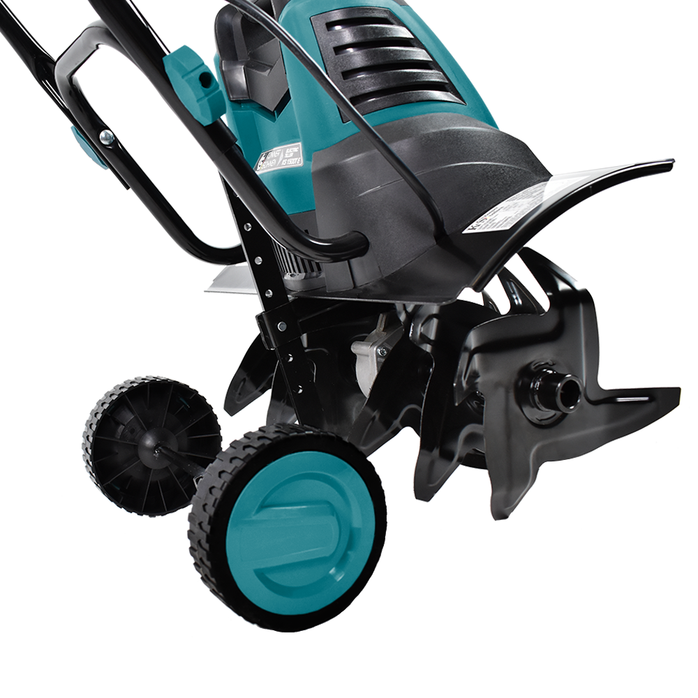 Zbliżenie turkusowej i czarnej glebogryzarki. Skupienie na ostrzach i kołach na czarnym tle.