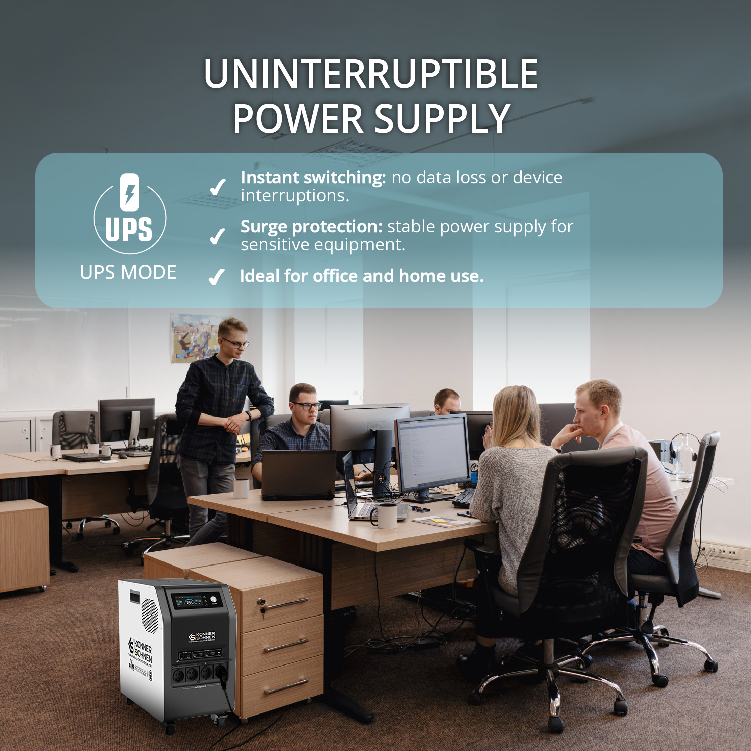 Biuro z ludźmi pracującymi przy komputerach. Zasilacz UPS po lewej stronie. Tekst: Zasilacz awaryjny.