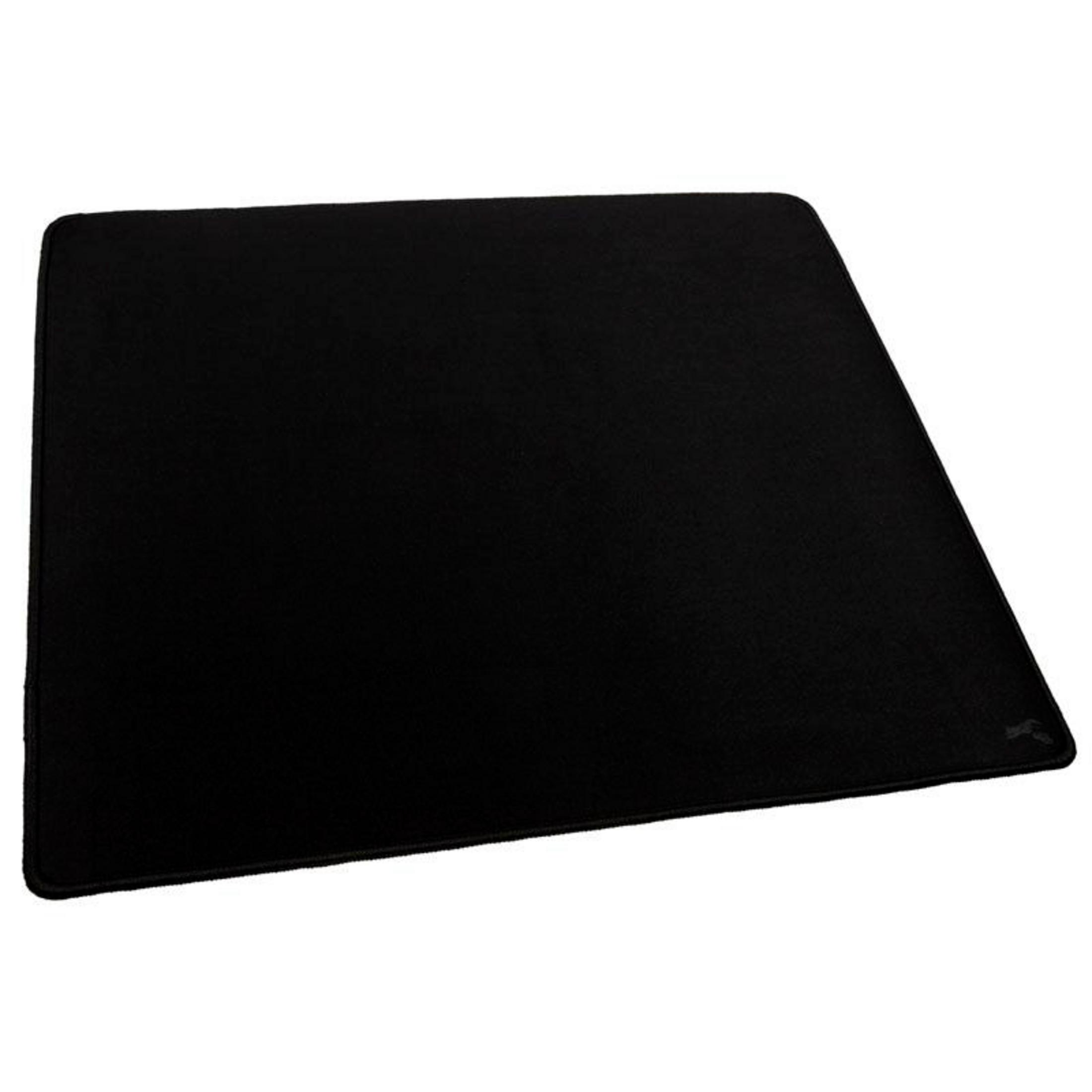 Un tapis de souris noir sur une surface blanche. Le tapis de souris est de forme rectangulaire simple.