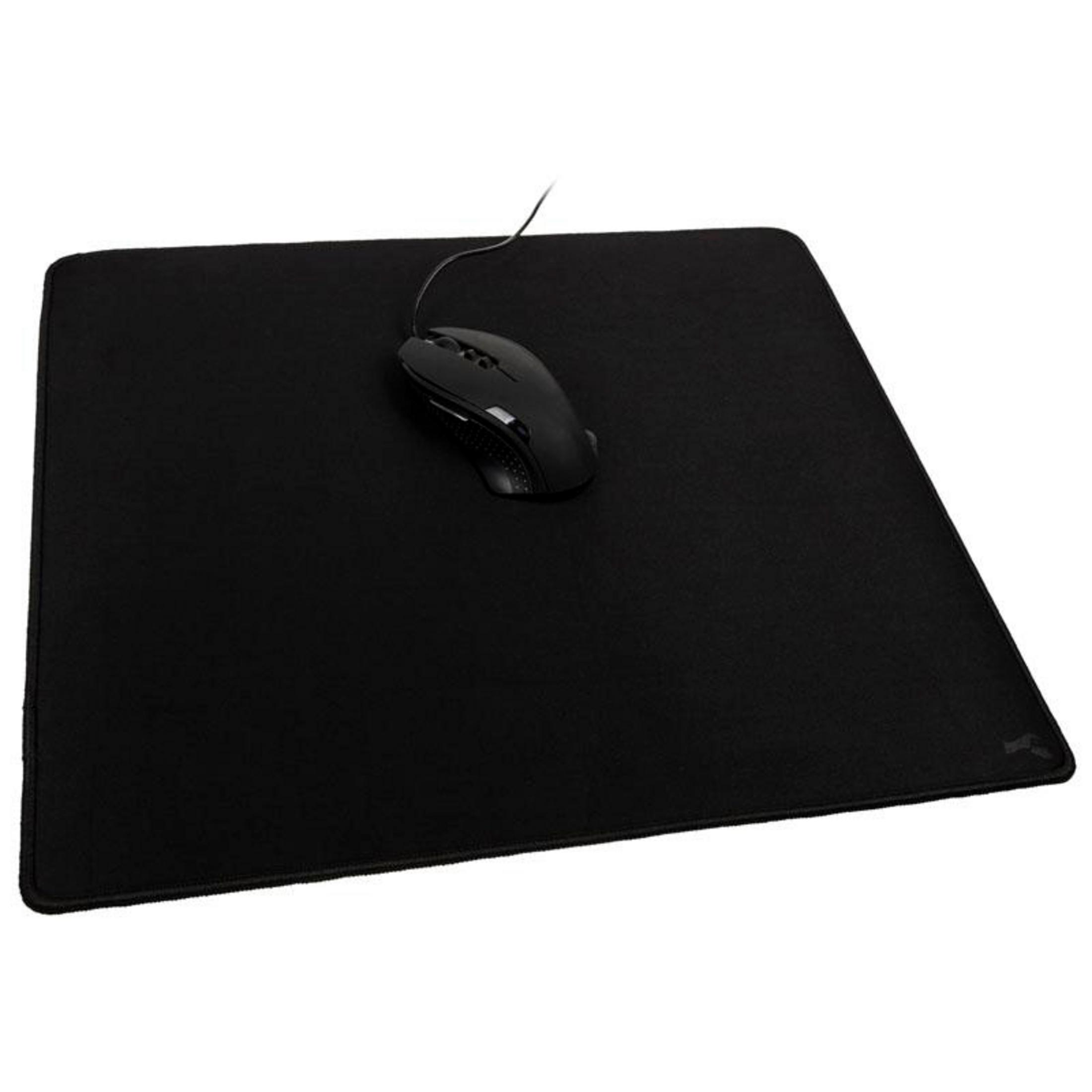 Souris noire sur un tapis de souris noir. La souris est connectée avec un câble noir.