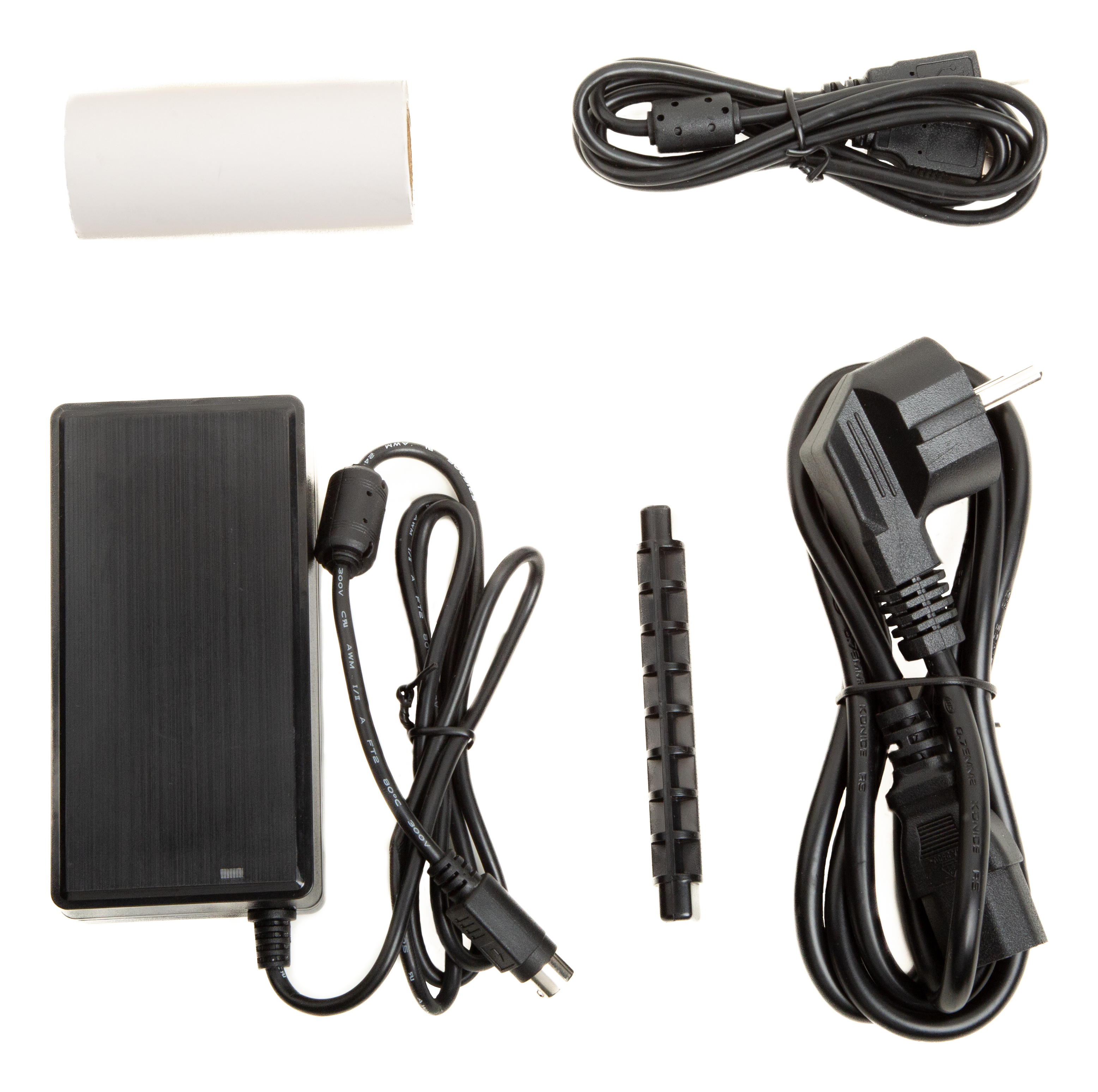 Un assortimento di componenti elettronici tra cui un alimentatore, cavi e un rotolo di materiale bianco, su sfondo bianco.