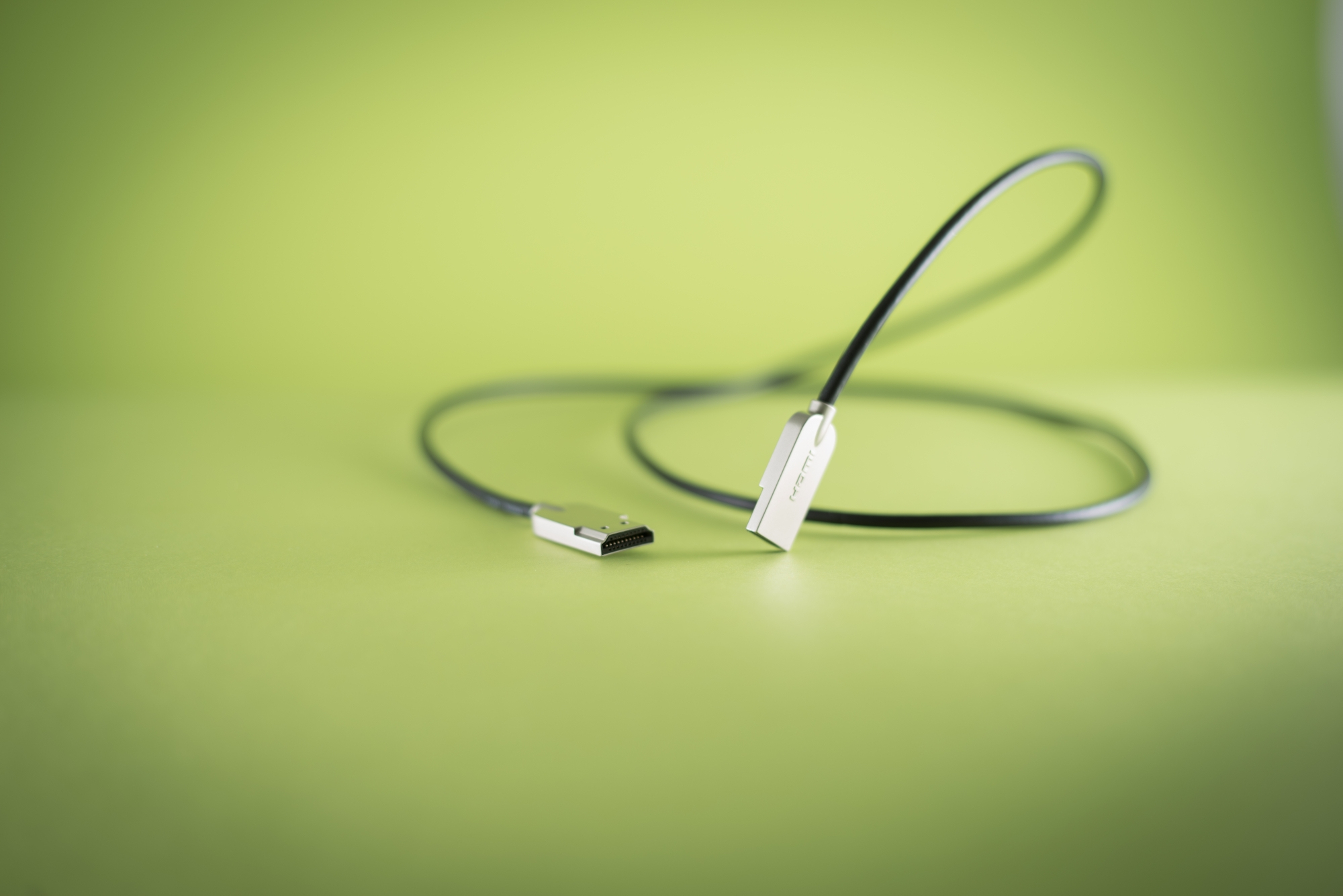 Ein HDMI-Kabel auf grünem Hintergrund.