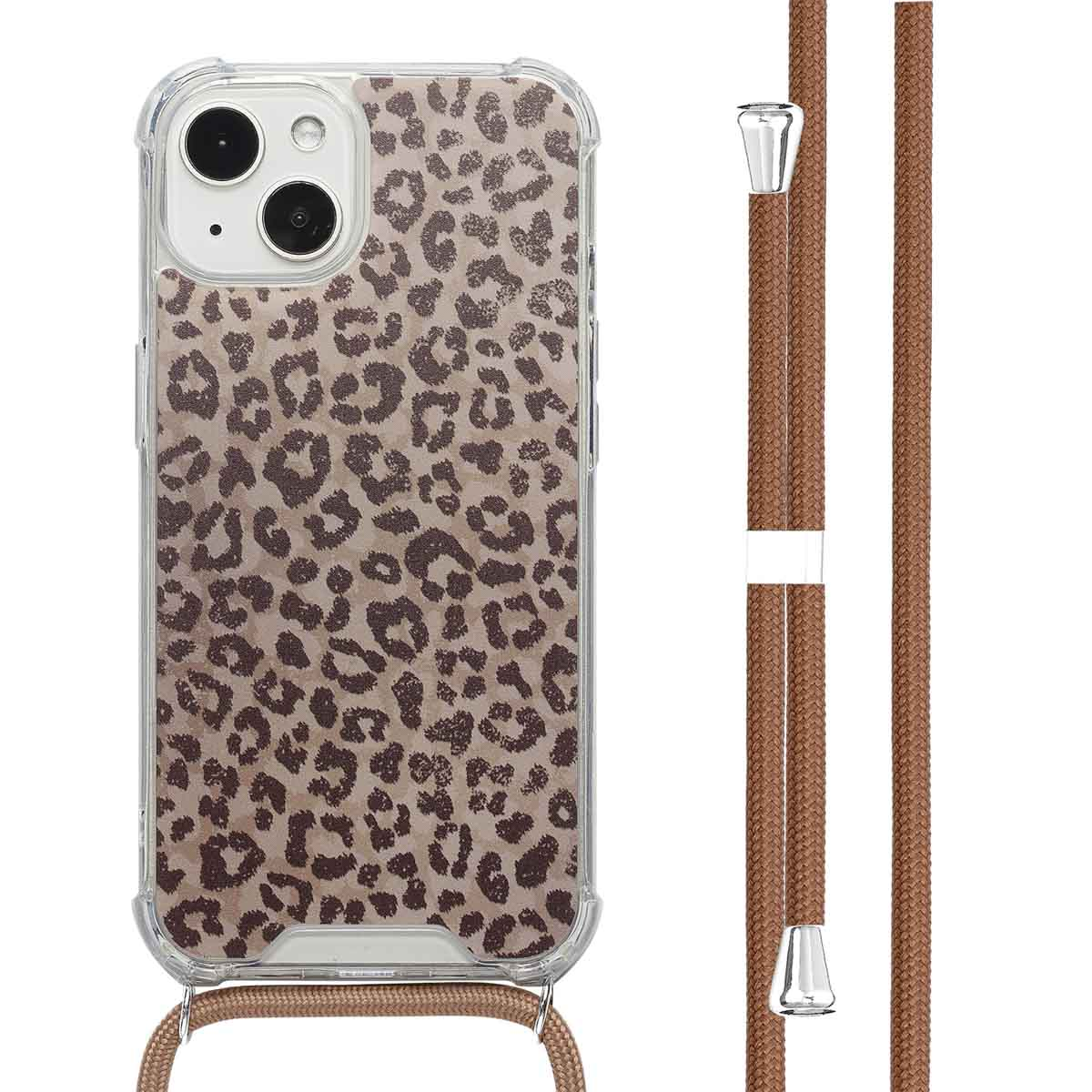 Telefoon met luipaardhoesje, bruine kabel. Transparante hoes. Witte achtergrond. Kabel heeft metalen uiteinden.