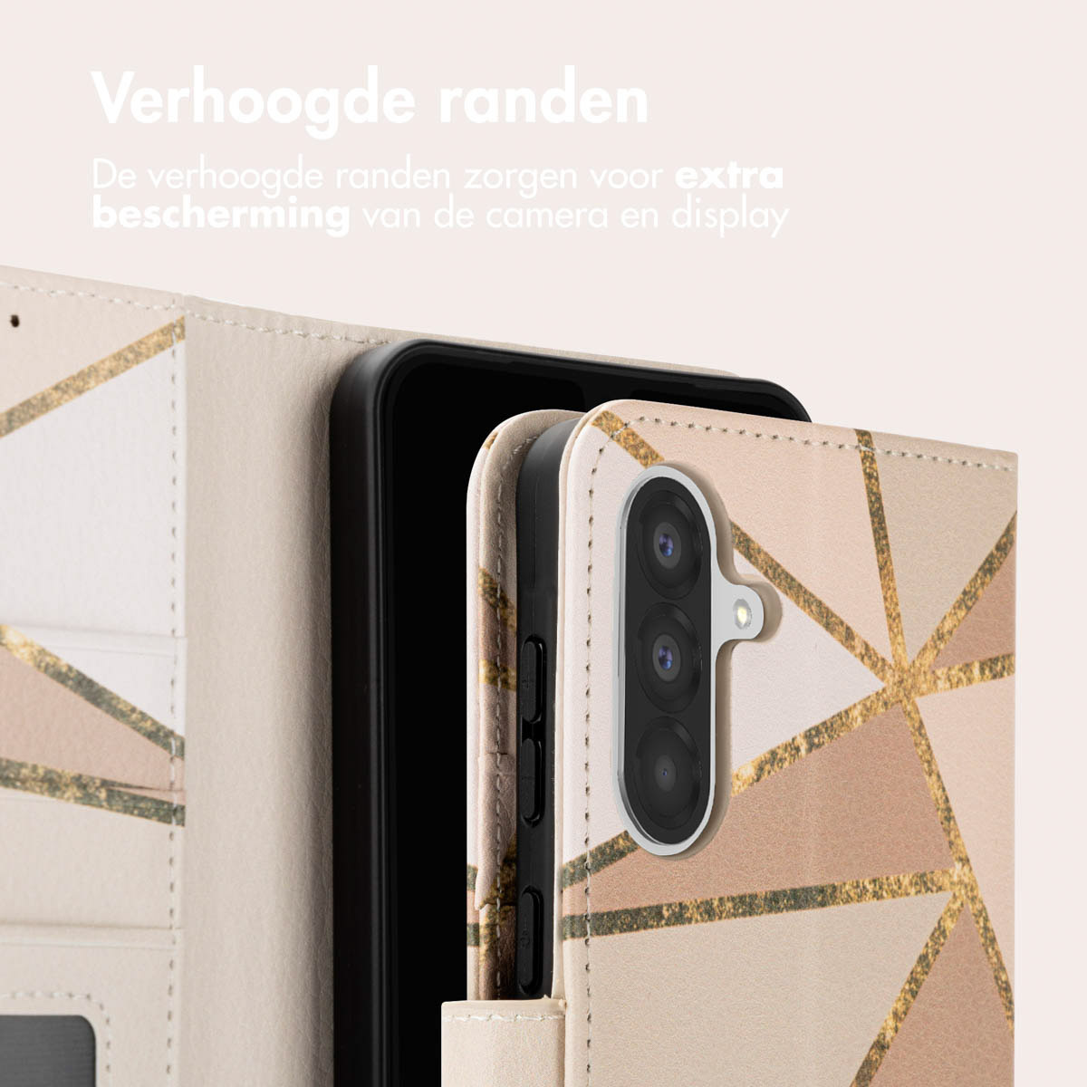 Telefoonhoesje met gouden geometrisch patroon. Telefoon in hoesje. Tekst: Verhoogde randen.