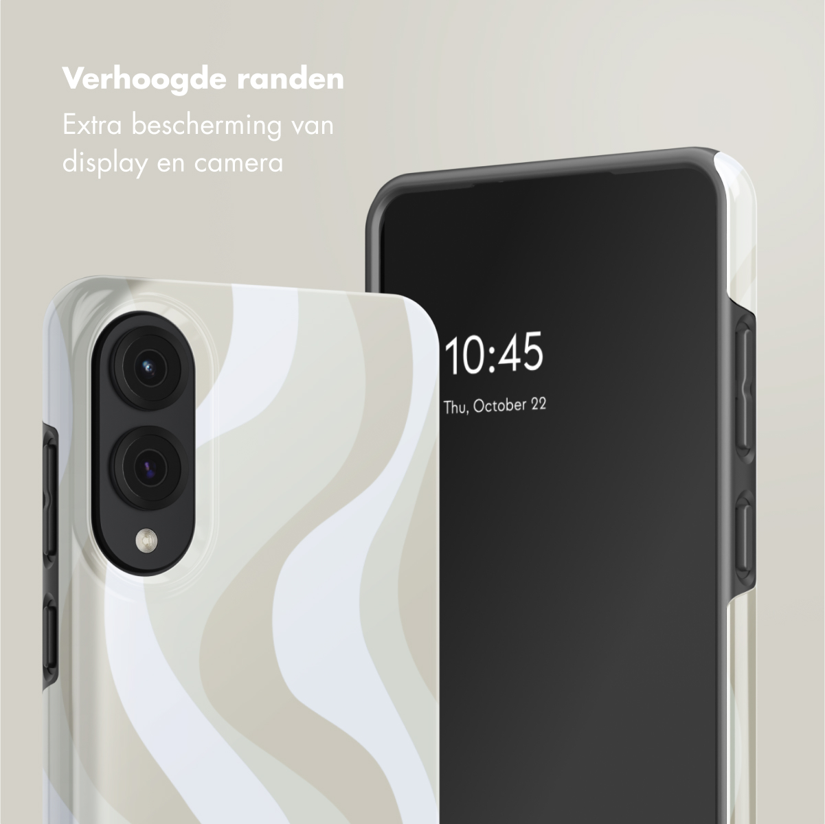 Telefoon met een witte golfhoes. Tekst: Verhoogde randen. Extra bescherming van display en camera.
