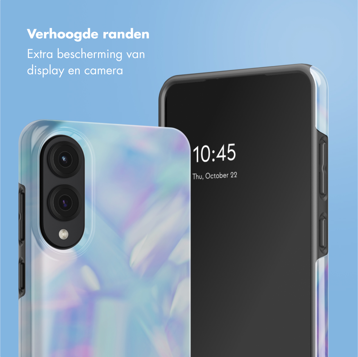Telefoon met blauw en paars iriserende hoes naast telefoon met zwart scherm. Blauwe achtergrond.