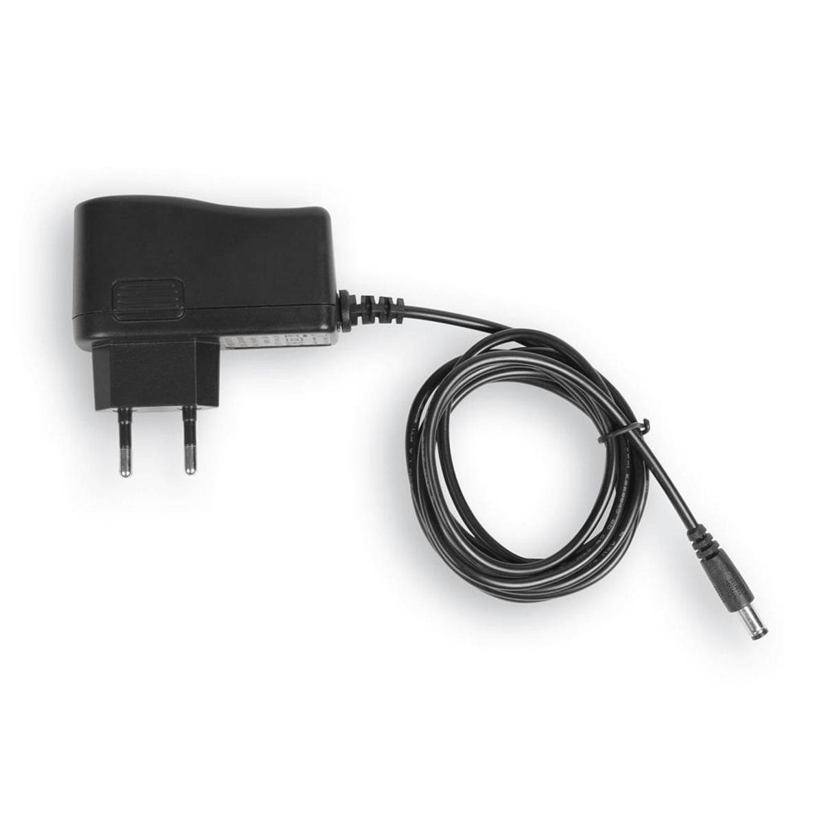Czarna ładowarka z czarnym kablem na białej powierzchni.
