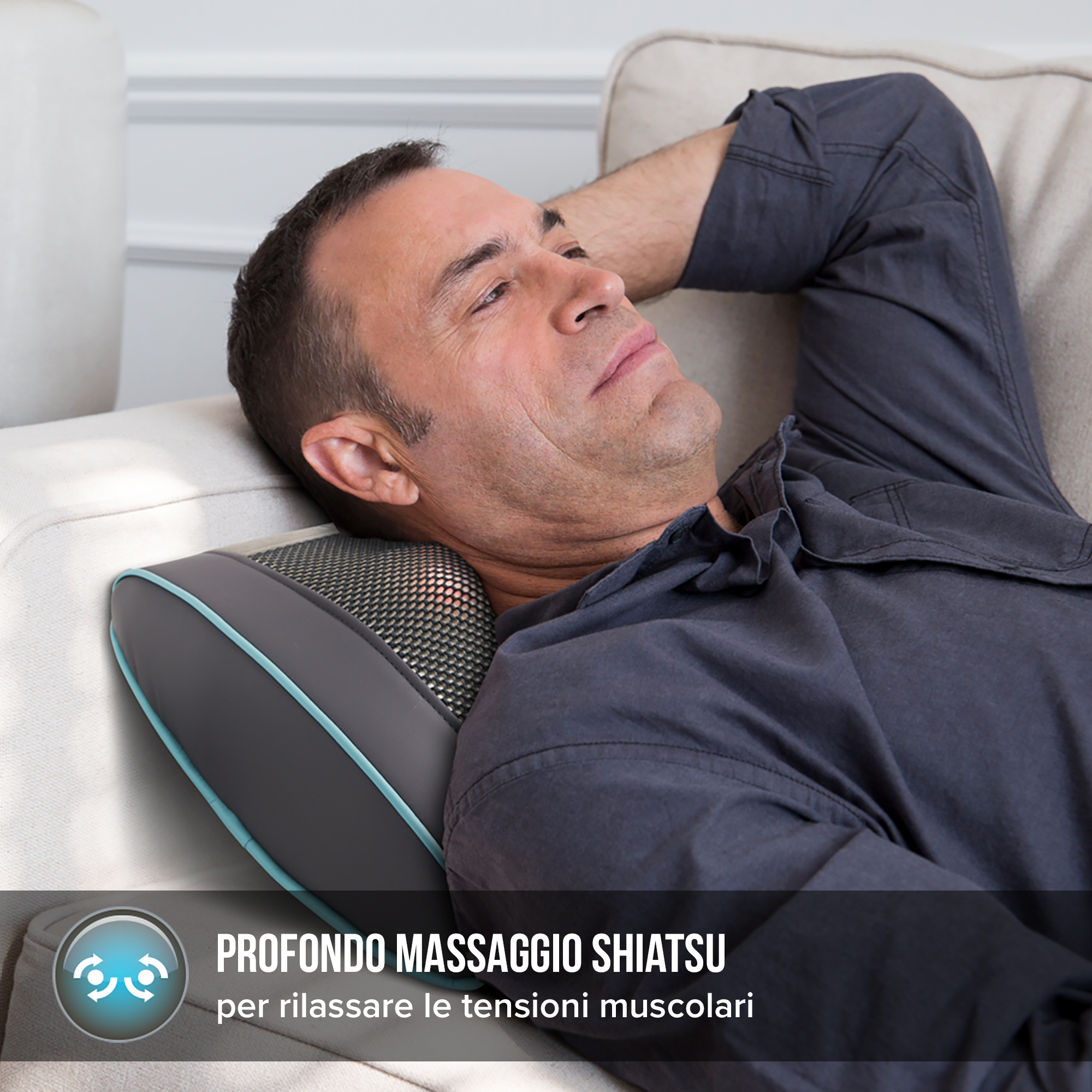 Mann liegt auf Couch mit Massagekissen unter dem Nacken, Text auf Italienisch.