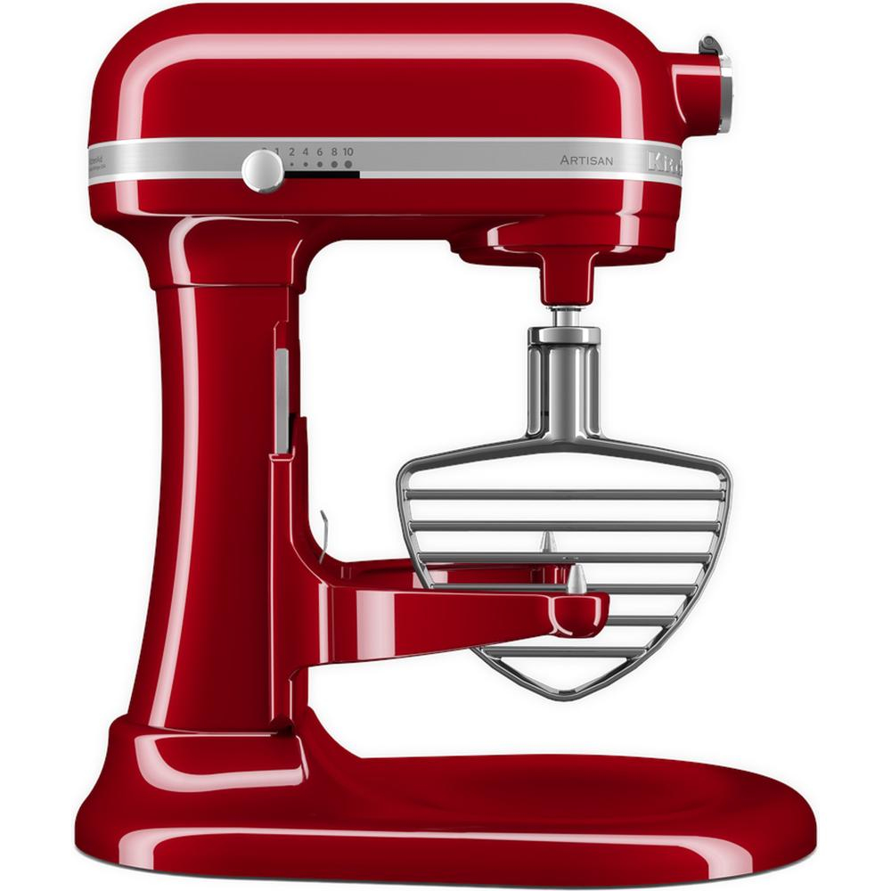 Roter Küchenmixer mit silbernem Schlagbesen. Er steht auf weißem Hintergrund.