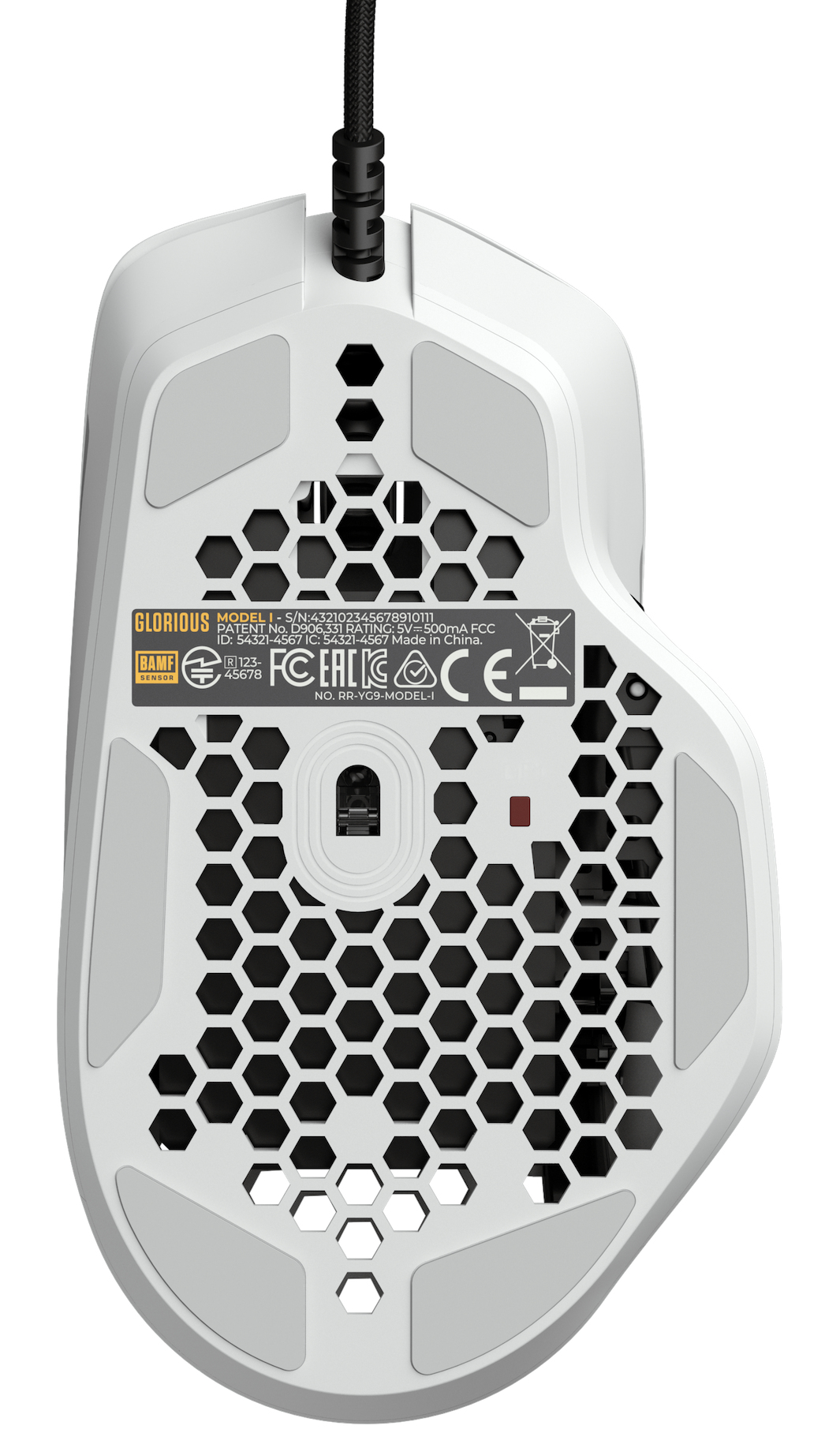 Spód białej myszy gamingowej z wzorem plastra miodu, czarny kabel i informacje prawne.