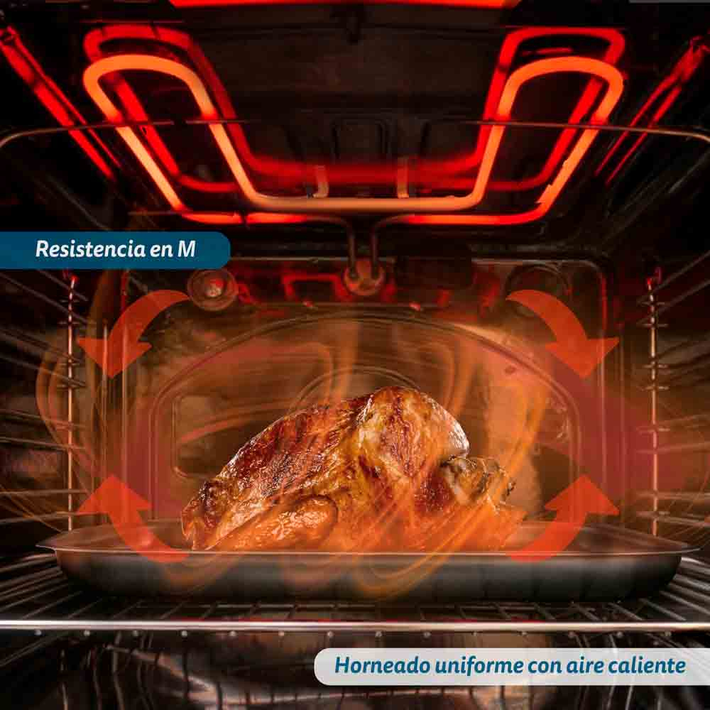 Interior del horno con pollo asado en una bandeja, iluminado por elementos calefactores.