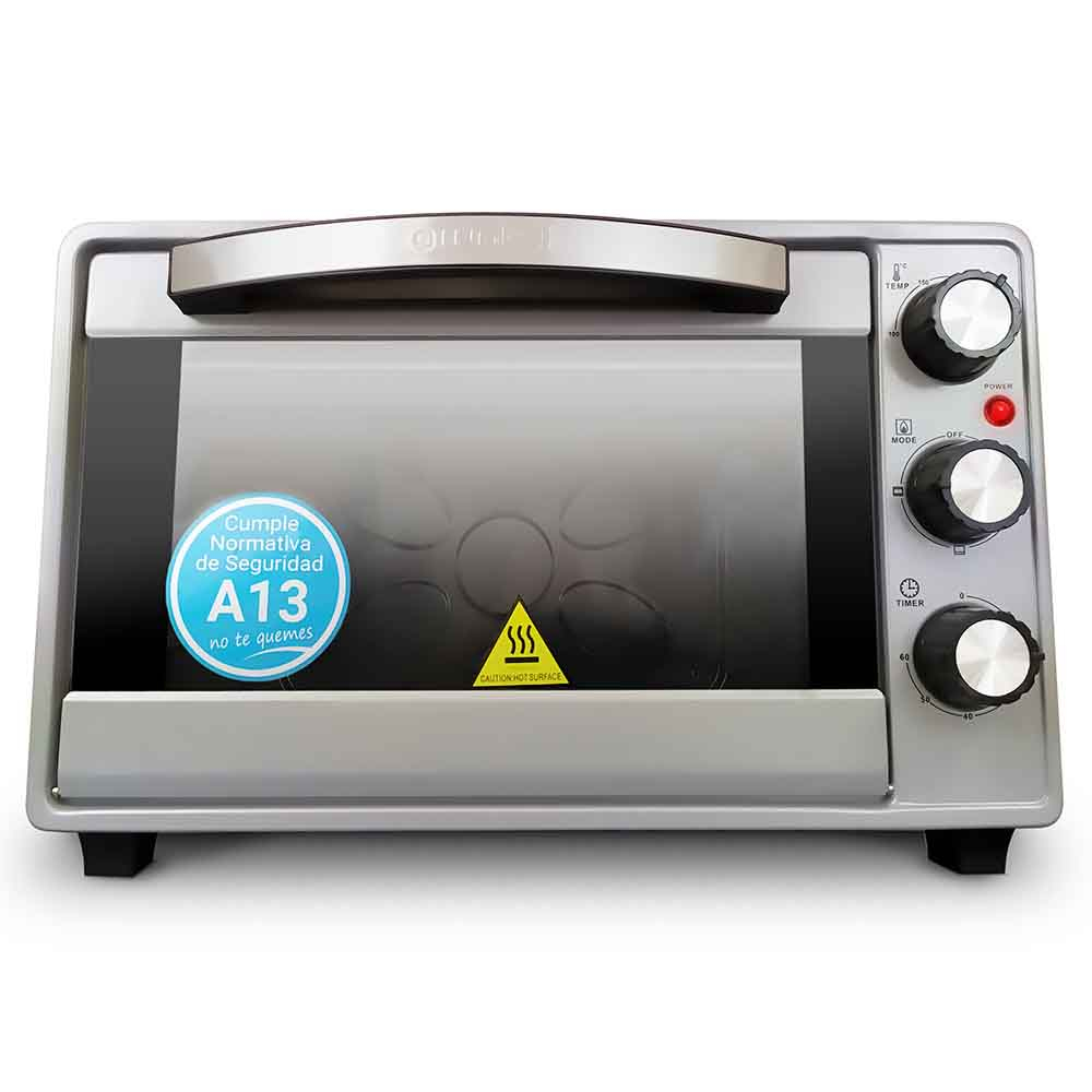 Un forno argentato con un adesivo blu A13, un'etichetta di attenzione e un quadrante. Sfondo nero.