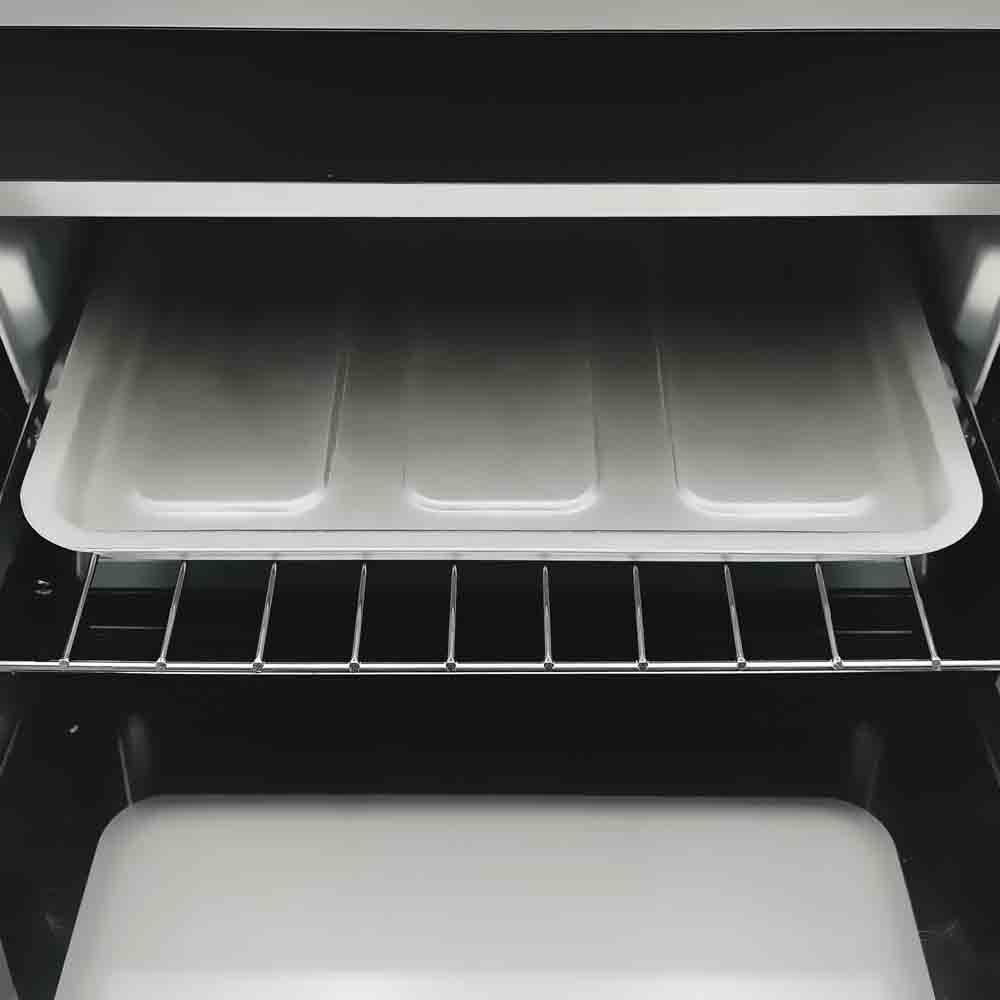 All'interno di un forno tostapane, vuoto. Due vassoi, una griglia e l'interno del forno sono visibili.