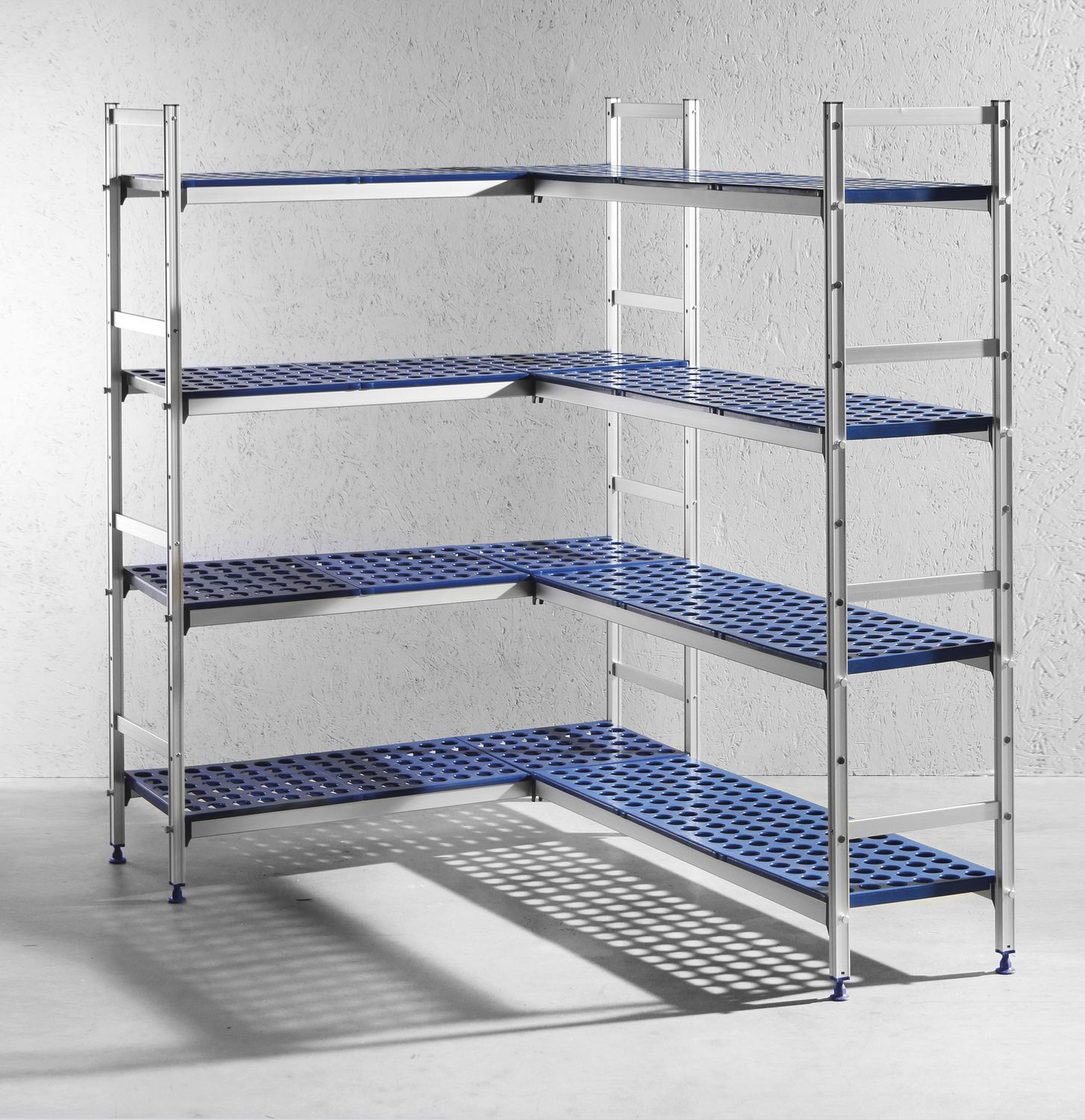 Scaffalatura angolare in metallo e blu. Ripiani e supporti multipli. Sfondo grigio chiaro.