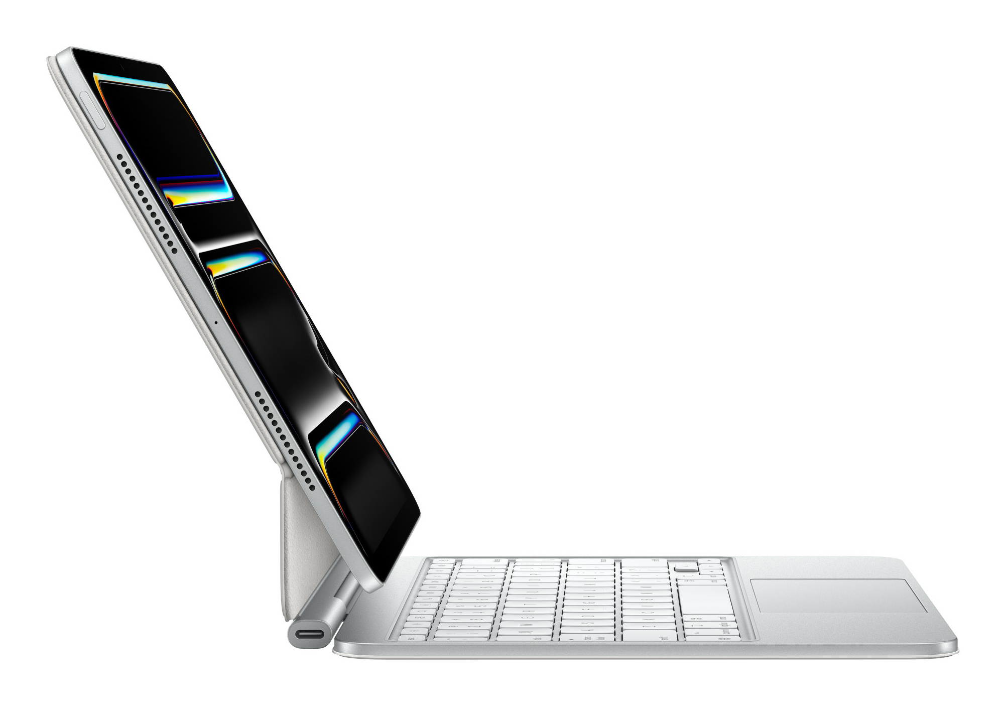 Laptop argentato aperto, schermo angolato, tastiera e superficie bianche. Sfondo bianco.